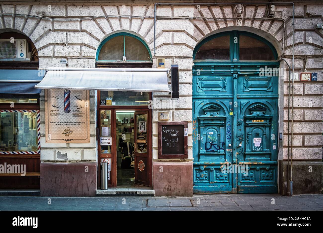 Ungheria, Budapest, marzo 2020, vista della facciata di un barbiere in via Dob Foto Stock