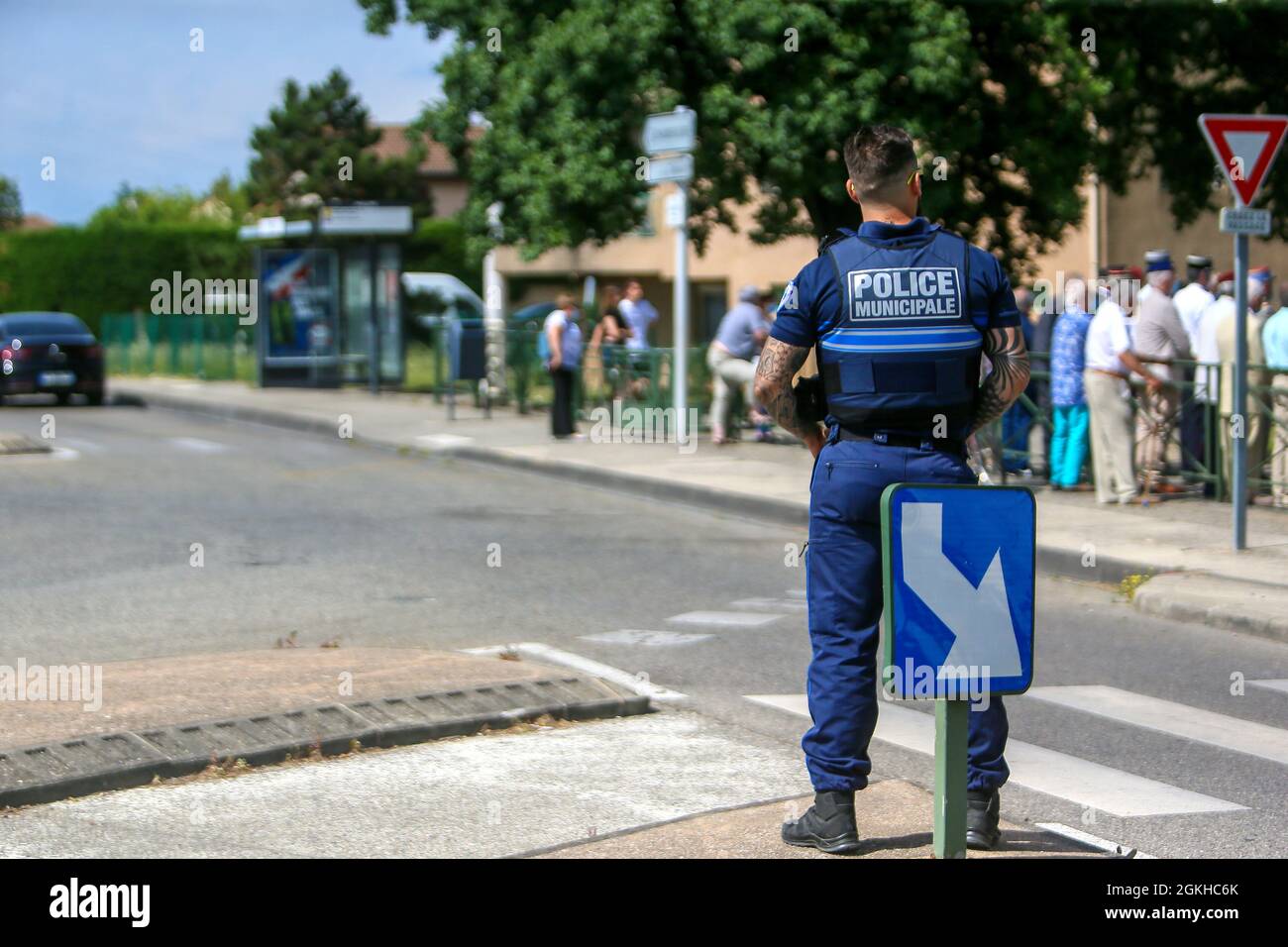 Francia, Valence, 2021-06-18. Un agente della polizia comunale è responsabile della sorveglianza della cerimonia militare per commemorare l'appello o Foto Stock