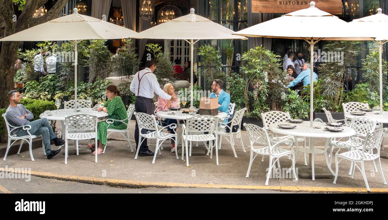 Mangiare in un ristorante a Città del Messico durante la pandemia di Covid-19 Foto Stock