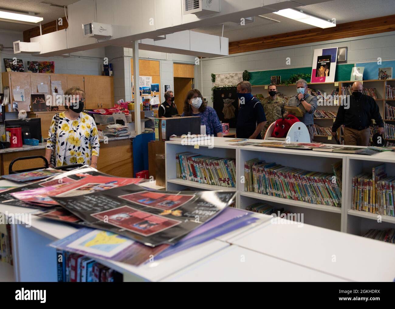 La famiglia Stephensen visita la biblioteca della scuola, il 22 aprile 2021, presso la base dell'aeronautica militare Mountain Home, Idaho. Questa scuola ha due programmi bibliotecari: Il programma Lego Readers e il programma Oscar. L'obiettivo è quello di far leggere agli studenti libri di generi diversi. Foto Stock