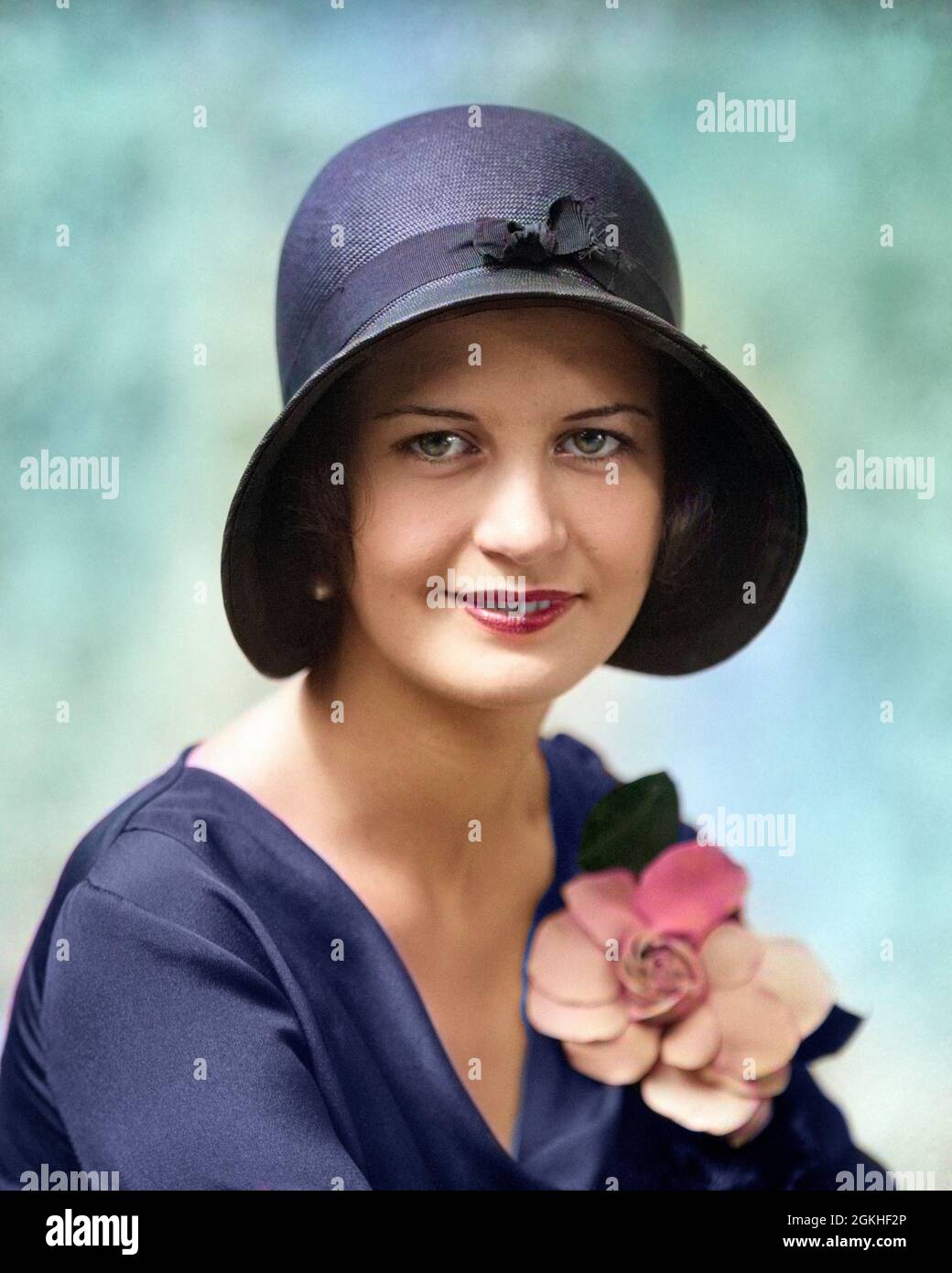 1930 TESTA E SPALLE RITRATTO DI PIACEVOLE ATTRAENTE SORRIDENTE DONNA GUARDANDO MACCHINA FOTOGRAFICA INDOSSANDO CAPPELLO E FIORE SULLA BLUSA - P3124C HAR001 HARS GROWNUP SALUBRITÀ LUSSO COPIA SPAZIO SIGNORE PERSONE ADULTO-UP OCCHIO CONTATTO GRAZIOSA FELICITÀ TESTA E SPALLE STILI E CLOCHE DI ON BLOUSE SORRISO FEMMINILE CORSAGE GIOIOSO ELEGANTE VESTITO PIACEVOLE ATTRAENTE VESTITO GARDENIA GIOVANE DONNA ADULTA CAUCASICA ETNIA HAR001 VECCHIO STILE Foto Stock