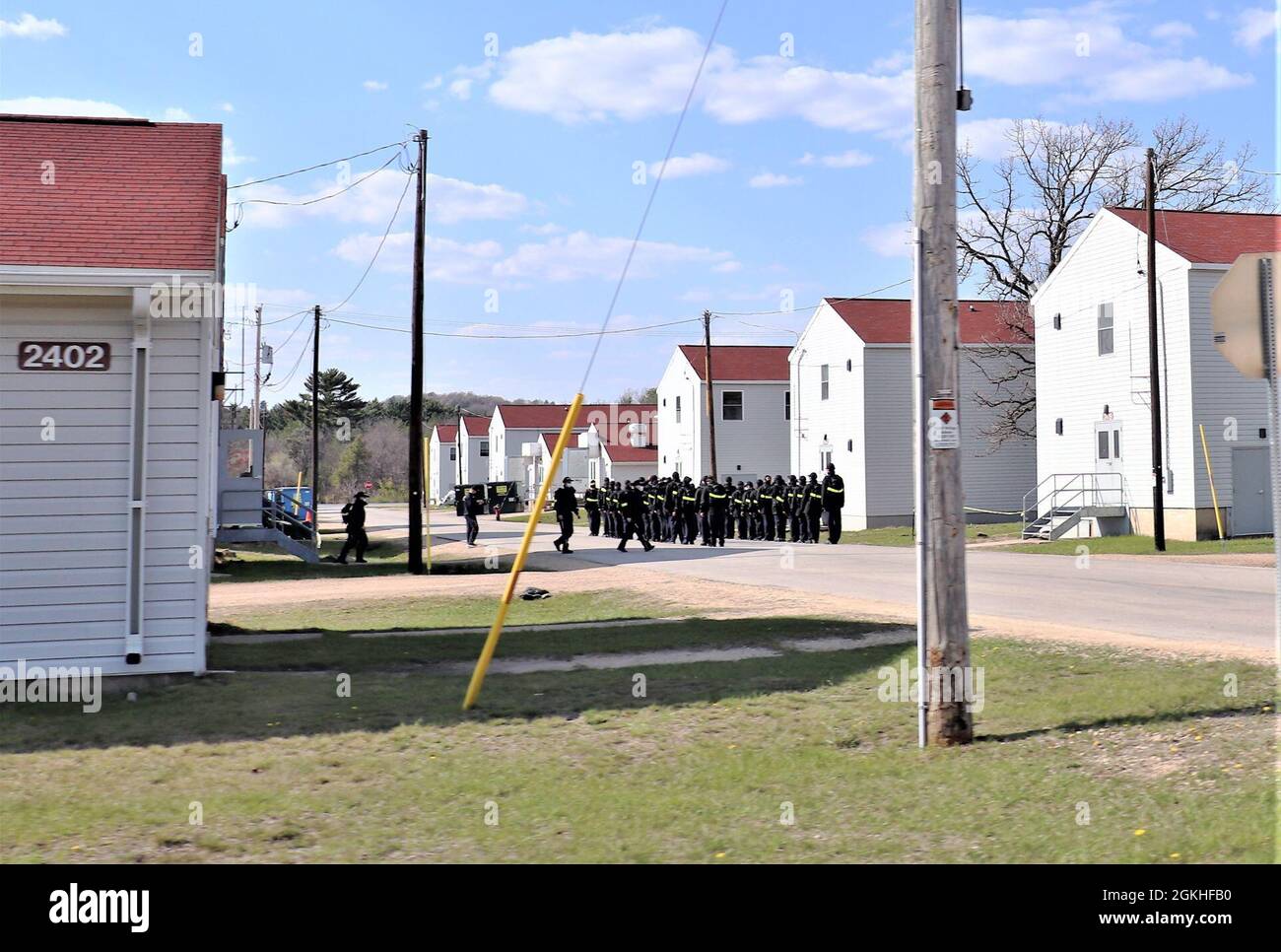 La Marina degli Stati Uniti recruits Walk nella zona del cantonment 22 aprile 2021, a Fort McCoy, Wis. Il comando di addestramento di reclutamento della Marina (RTC) dei grandi Laghi, Ill., Ha lavorato con l'esercito nel 2020 a Fort McCoy in modo che il posto potrebbe servire come sito di restrizione del movimento (ROM) per le reclute della Marina prima di entrare nella formazione di base. Sostegno supplementare da parte del personale dei grandi Laghi della Marina, Ill., Millington, Tenn., e Washington, D.C., i siti distribuiti a McCoy per aiutare RTC a condurre la ROM iniziale di 14 giorni per contribuire a ridurre il rischio di portare il coronavirus a RTC in caso di infezione di qualsiasi individuo. Più di 40,000 rec Foto Stock