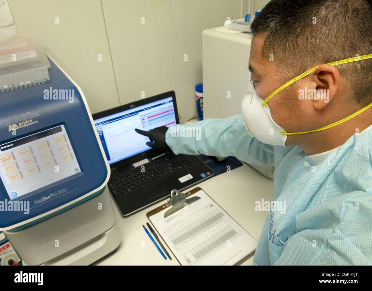 CAMP LEMONNIER, Gibuti (23 aprile 2021) U.S. Navy Lt. Jae Dugan, di Portland, Ore., sottolinea come si presenta un risultato positivo COVID-19 quando si eseguono test ad alta produttività su una macchina Polymerase Chain Reaction (PCR) presso la Naval Medical Research Unit (NAMRU) di Camp Lemonnier il 23 aprile, 2021.il team NAMRU ha svolto migliaia di test di laboratorio dalla primavera del 2020. A sostegno dei combattenti Uniti Uniti, la NAMRU ricerca e tracce di malattie infettive, problemi di salute ambientale e epidemiologia e scienze comportamentali, per sostenere il personale militare schierato in Africa, il Medio Oriente Foto Stock