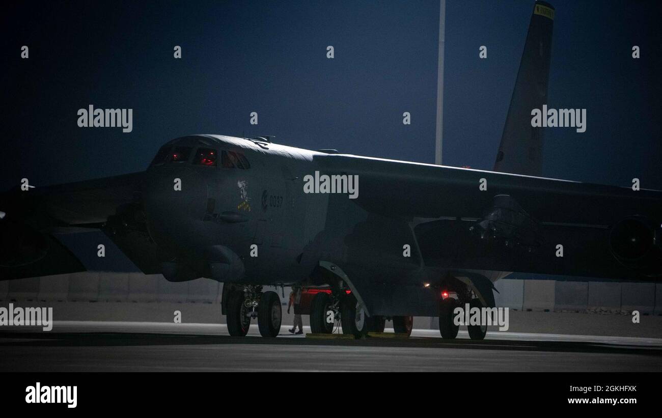 A B-52 Stratofortress assegnato alla 5a Bomba Wing, Minot Air Force base, N.D., parchi sulla linea di volo 23 aprile 2021, a al Udeid Air base, Qatar. I B-52 sono dispiegati in al Udeid AB per proteggere le forze degli Stati Uniti e della coalizione mentre conducono operazioni di prelievo dall’Afghanistan. Foto Stock