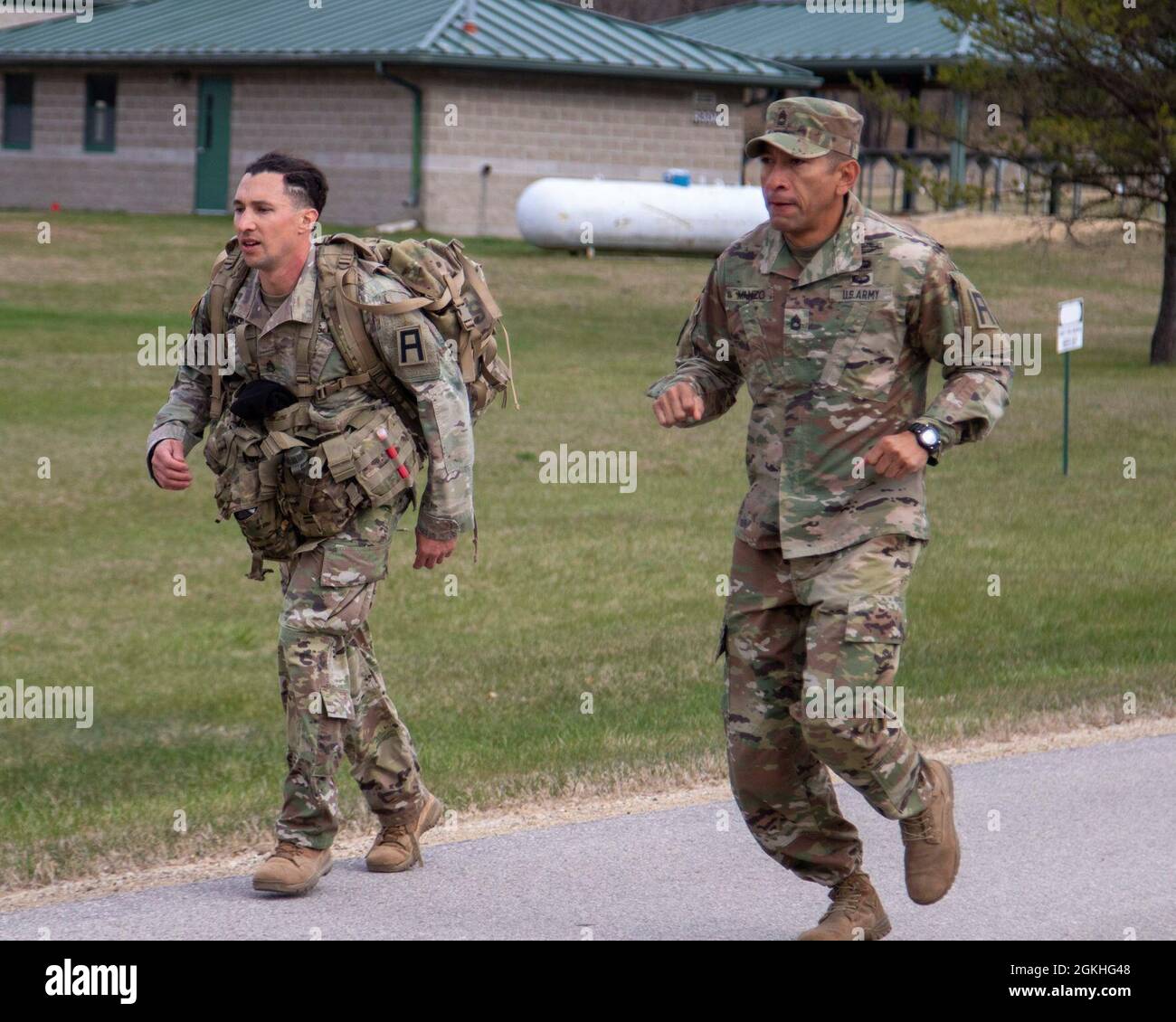 Personale Sgt. Christian Cummings, un miglior concorrente guerriero per la quinta Brigata Armored, è stato motivato a correre fino al traguardo dal suo sponsor aprile 23, a Fort McCoy, Wisconsin. Il viaggio sta per finire, solo un evento rimane per trovare il primo miglior guerriero Army. Foto Stock