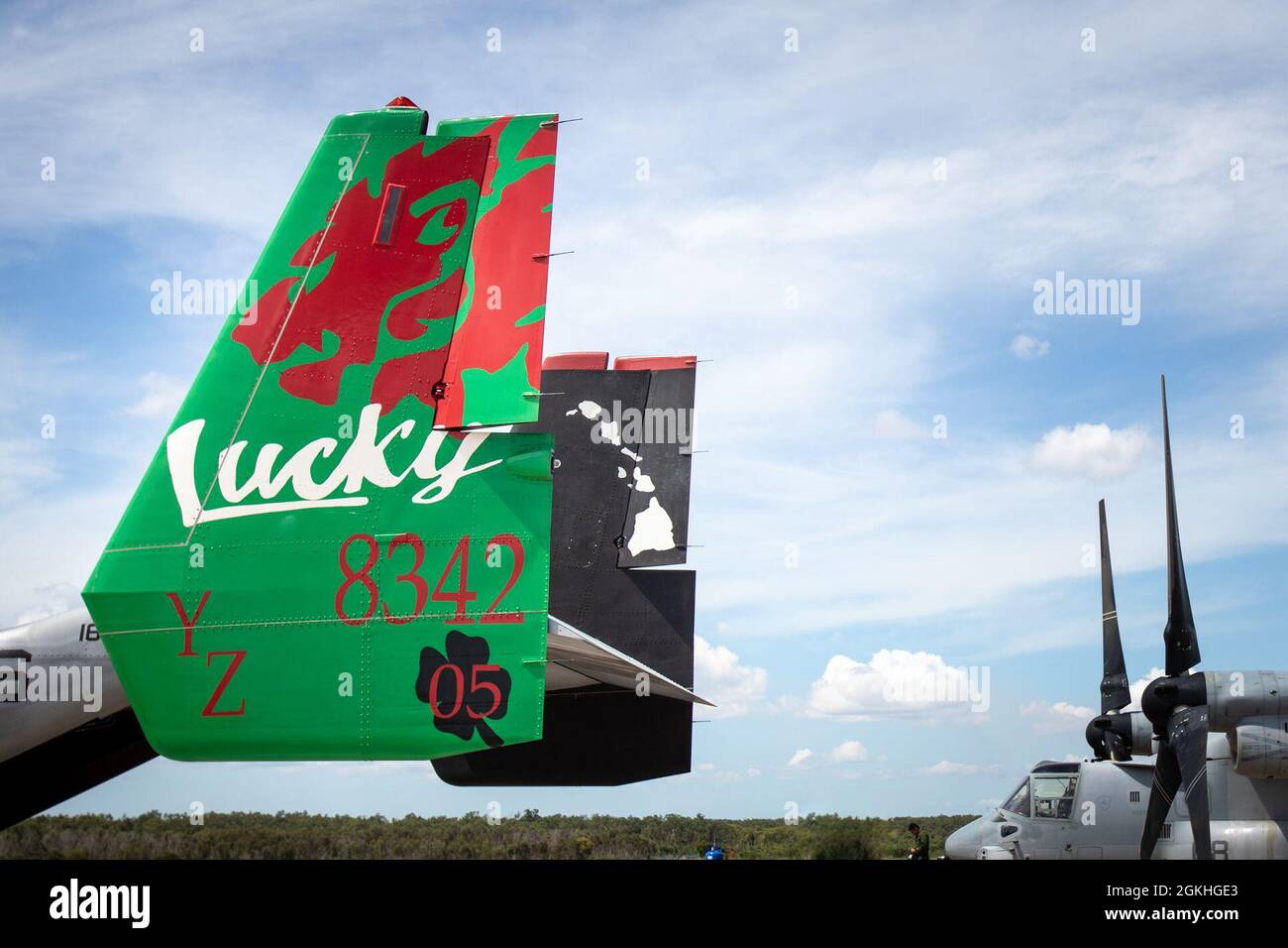 La coda di una MV-22B Osprey mostra il logo della sua unità mentre è parcheggiata alla Royal Australian Air Force base Darwin, NT, Australia, 23 aprile 2021. Marines con forza di rotazione marina - Darwin ha condotto un'esercitazione sul punto di rifornimento di armamento in avanti per testare la loro capacità di fornire carburante per i velivoli ad ala rotante e del tiltrotor in un ambiente tattico. L'addestramento affina le capacità dei Marines come una forza di combattimento espediente qualificata e letale, capace di rispondere ad una crisi o ad un'emergenza potenziale. Foto Stock