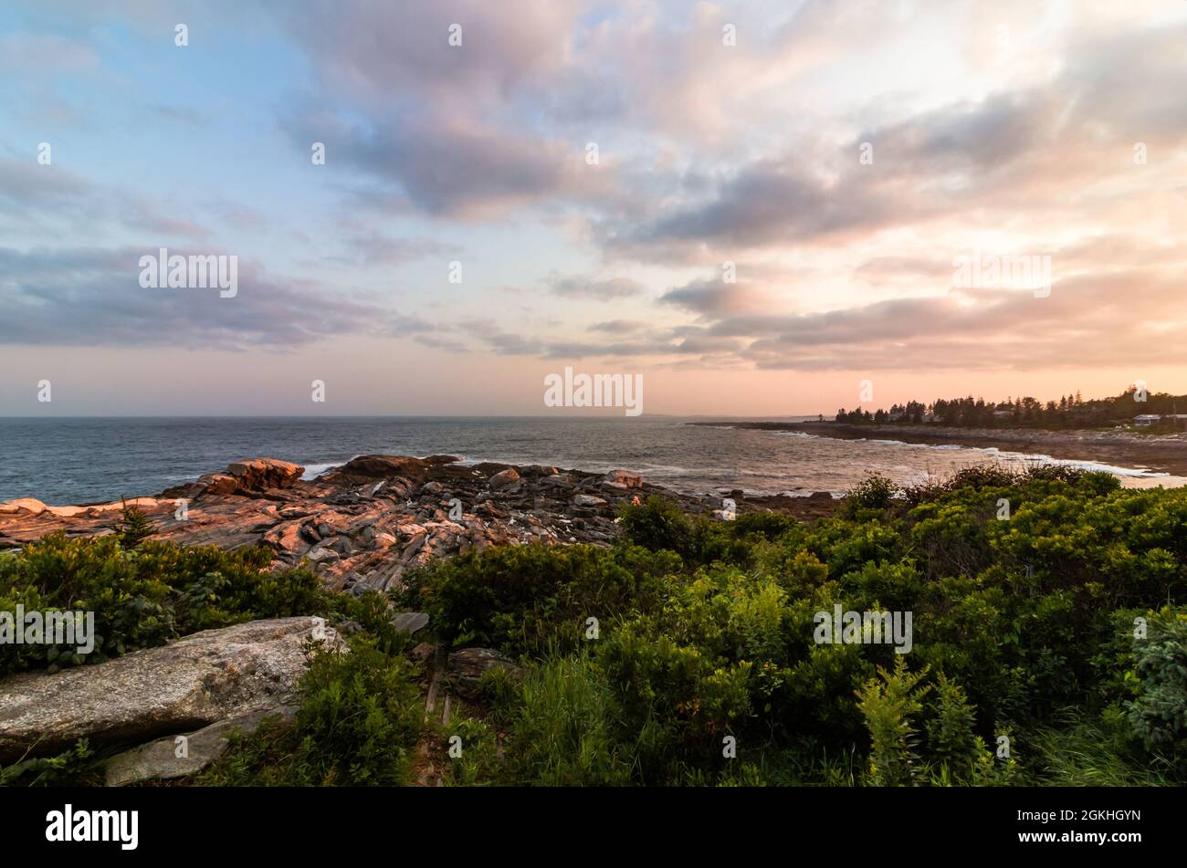 Vista sulla costa rocciosa del Maine dal faro di Pemaquid Point a Bristol, Maine, al tramonto in una serata estiva Foto Stock