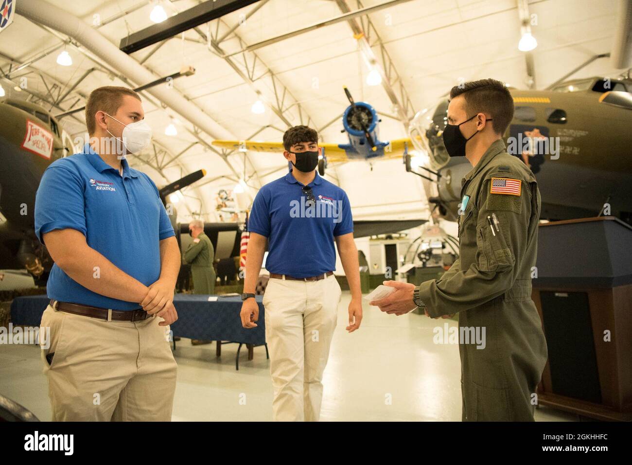 Lance Torres, 9° pilota Airlift Squadron C-5M Super Galaxy, si mischiano con gli studenti della Delaware state University durante un evento di kickoff di tutorship per l'aviazione al Air Mobility Command Museum sulla base dell'aeronautica militare di dover, Delaware, 23 aprile 2021. L'evento ha permesso agli studenti di conversare con tutte le guide disponibili e di decidere con quale mentore hanno sentito il più grande legame. Foto Stock