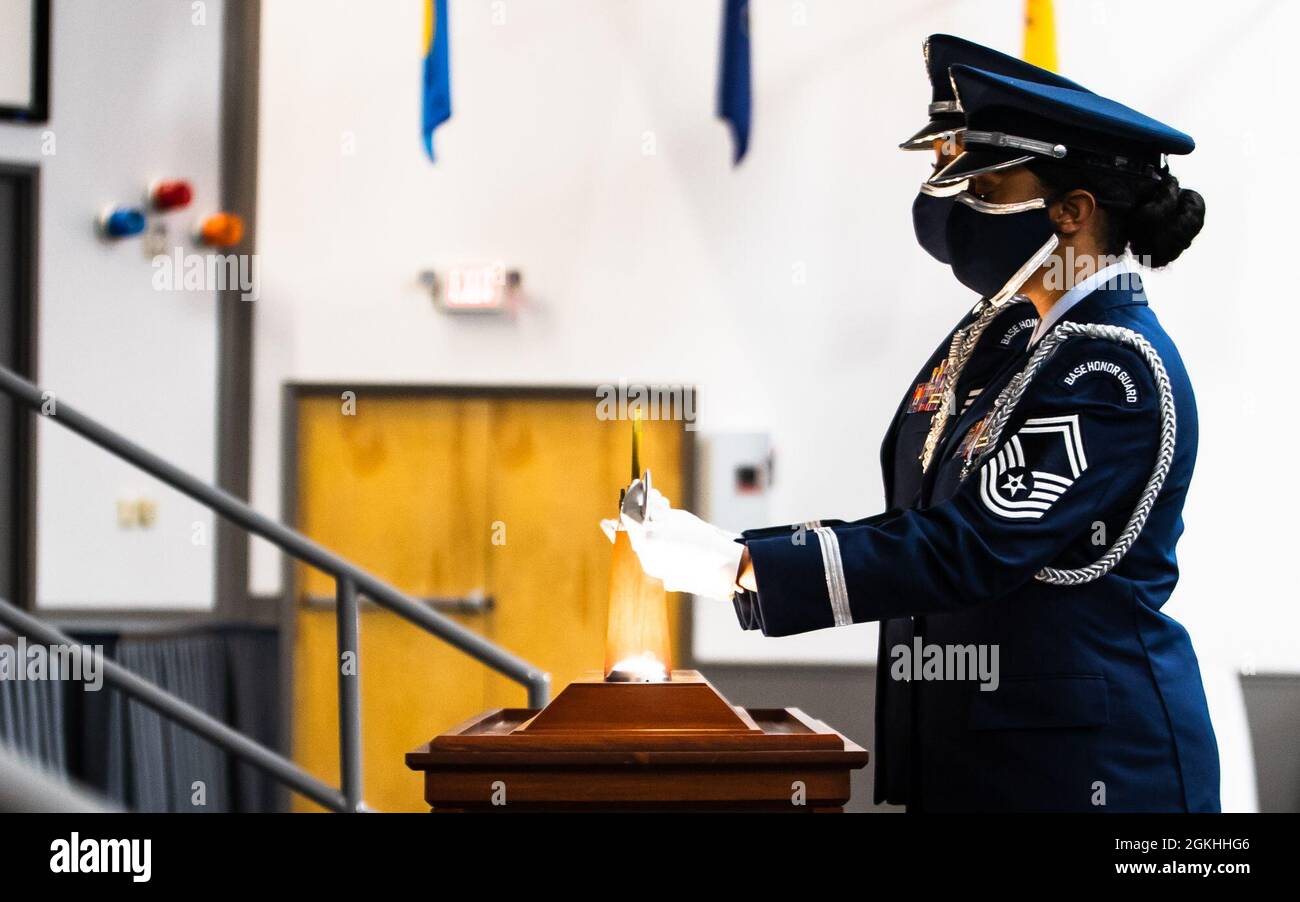 Gli airmen della guardia d'onore di Barksdale presentano la spada cerimoniale usata nell'Ordine della cerimonia dello Sword in onore del Gen. Robin Rand, ex comandante del comando di Sciopero Globale dell'Aeronautica militare, alla base dell'Aeronautica militare di Barksdale, Louisiana, 23 aprile 2021. La presentazione cerimoniale fu adottata dall'Ordine reale della spada e passò negli Stati Uniti durante la Guerra rivoluzionaria. Tuttavia, essa rimase dormiente fino a quando non fu ricostituita nella sua forma attuale nel 1967. Foto Stock