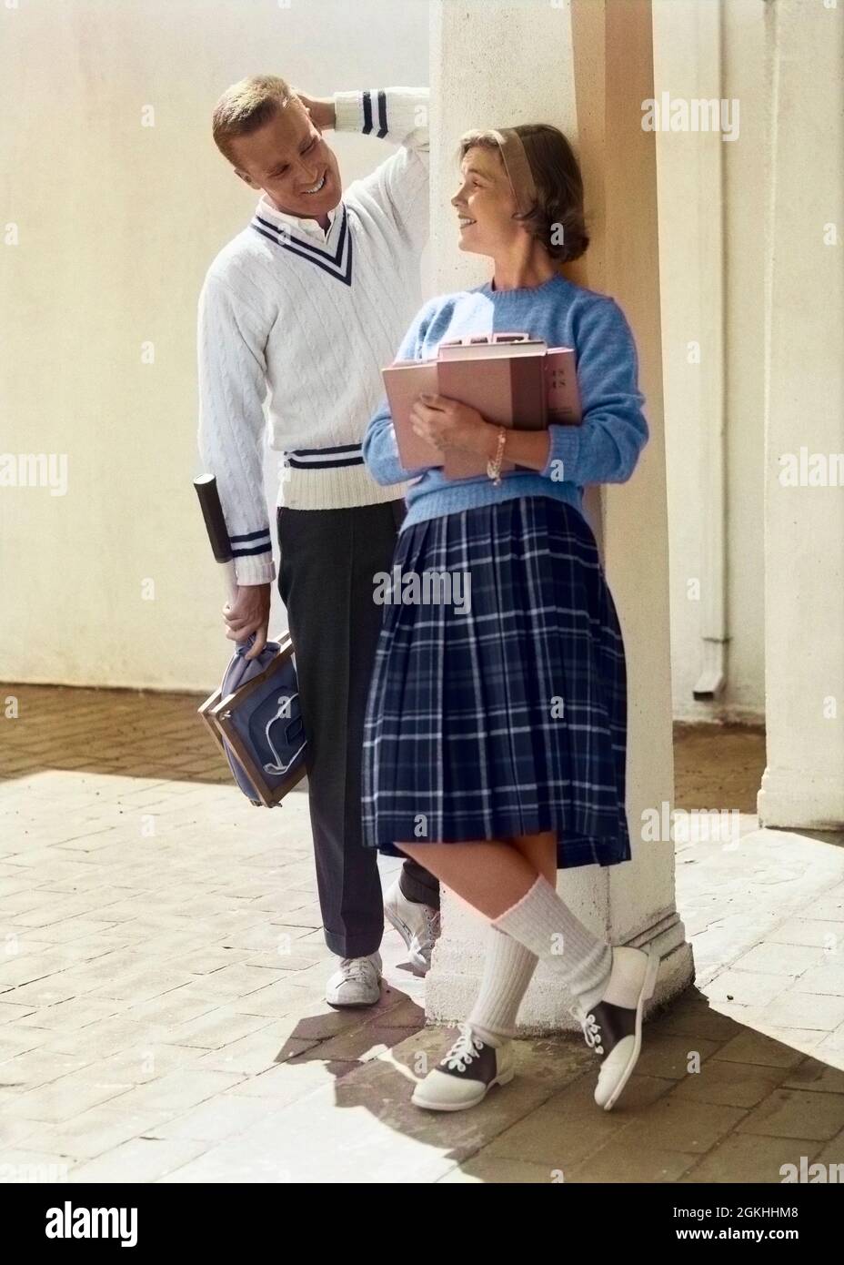 1950'S 1960 COLLEGE HIGH SCHOOL ADOLESCENTE ETÀ RAGAZZO E RAGAZZA  SORRIDENTE FLIRTING INDOSSANDO SCARPE DA SELLA PLAID GONNA PLISSATA TENNIS  MAGLIONE - S11455C DEB001 HARS ABBIGLIAMENTO DATA MAGLIONE NOSTALGICO  COPPIA ROMANTICISMO FLIRTING