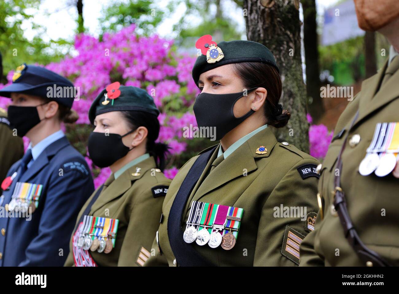 I militari del comando delle Nazioni Unite provenienti dall'Australia e dalla Nuova Zelanda assistono al servizio commemorativo della Battaglia di Gapyeong a Gapyeong, Corea del Sud. Quest'anno ricorre il 70° anniversario della battaglia di Gapyeong e il personale dell'UNC è stato onorato di osservare e partecipare alle cerimonie commemorative tenutesi nella valle di Gayeong. Foto Stock