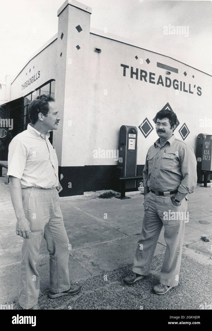 Austin Texas USA, circa 1981: Imprenditore locale e ristoratore Eddie Wilson, a destra, si trova fuori dal suo ristorante Threadgill aperto di recente nel nord di Austin. ©Bob Daemmrich Foto Stock