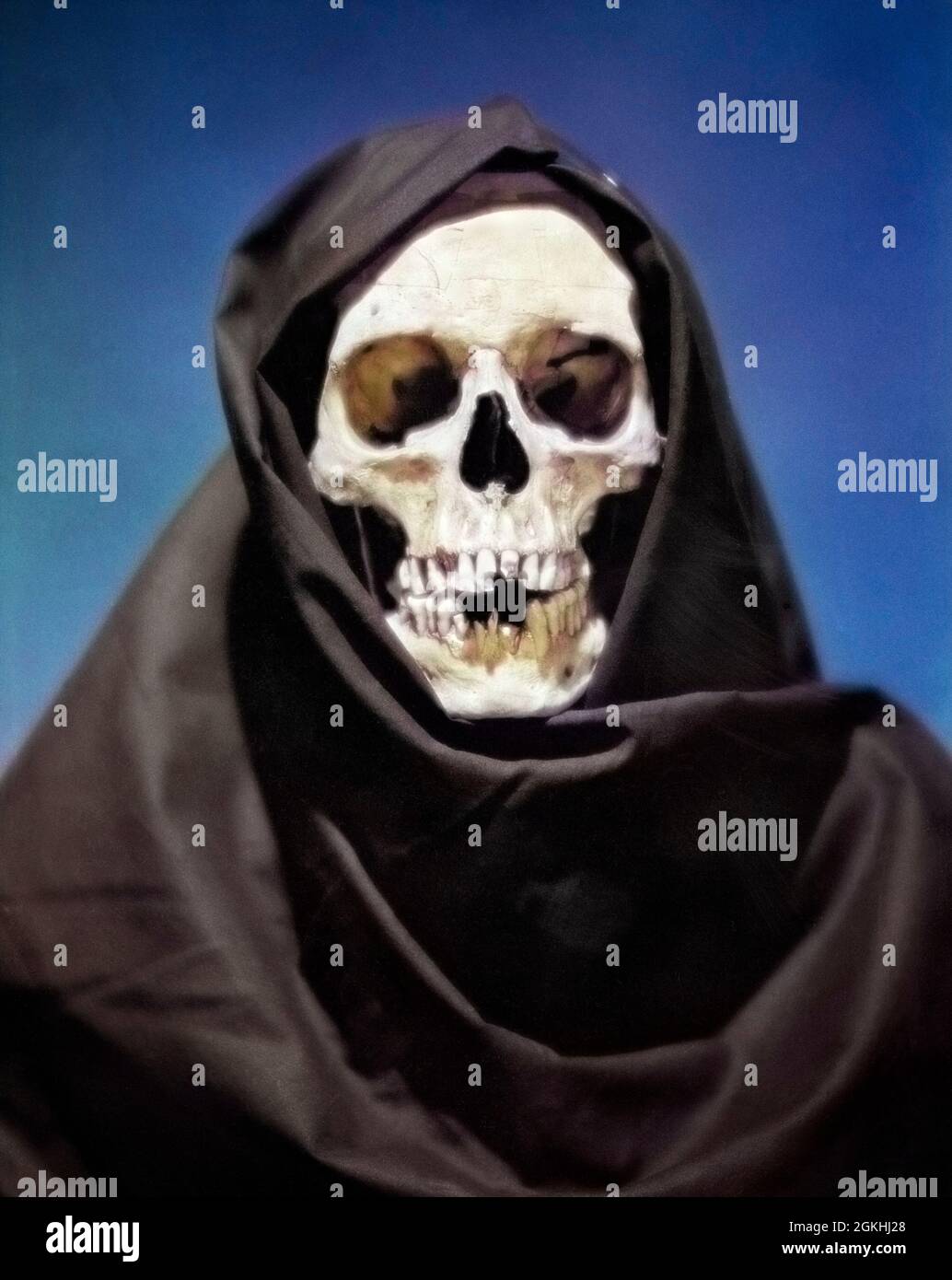 1960 TESTA DI MORTE CRANIO INDOSSANDO MANTELLO NERO GUARDANDO FOTOCAMERA SIMBOLICA DI MORTALITÀ - S16635C HAR001 HARS MANUALE MORTE UMANO SKETONS CRANIO TESCHI UMANI GROTTESQUE EERIE MONSTER POTENTE ZANY SINISTRA NON CONVENZIONALE CONCETTUALE ANCORA VITA GOMBA REAPER ANGELO DELLA MORTE IDIOSINCRATICO GHOUL GRIM SIMBOLICO DIVERTENTE ECCENTRICO NERO E BIANCO MANTELLO IRREGOLARE HAR001 VECCHIO STILE OLTRAGGIOSO Foto Stock