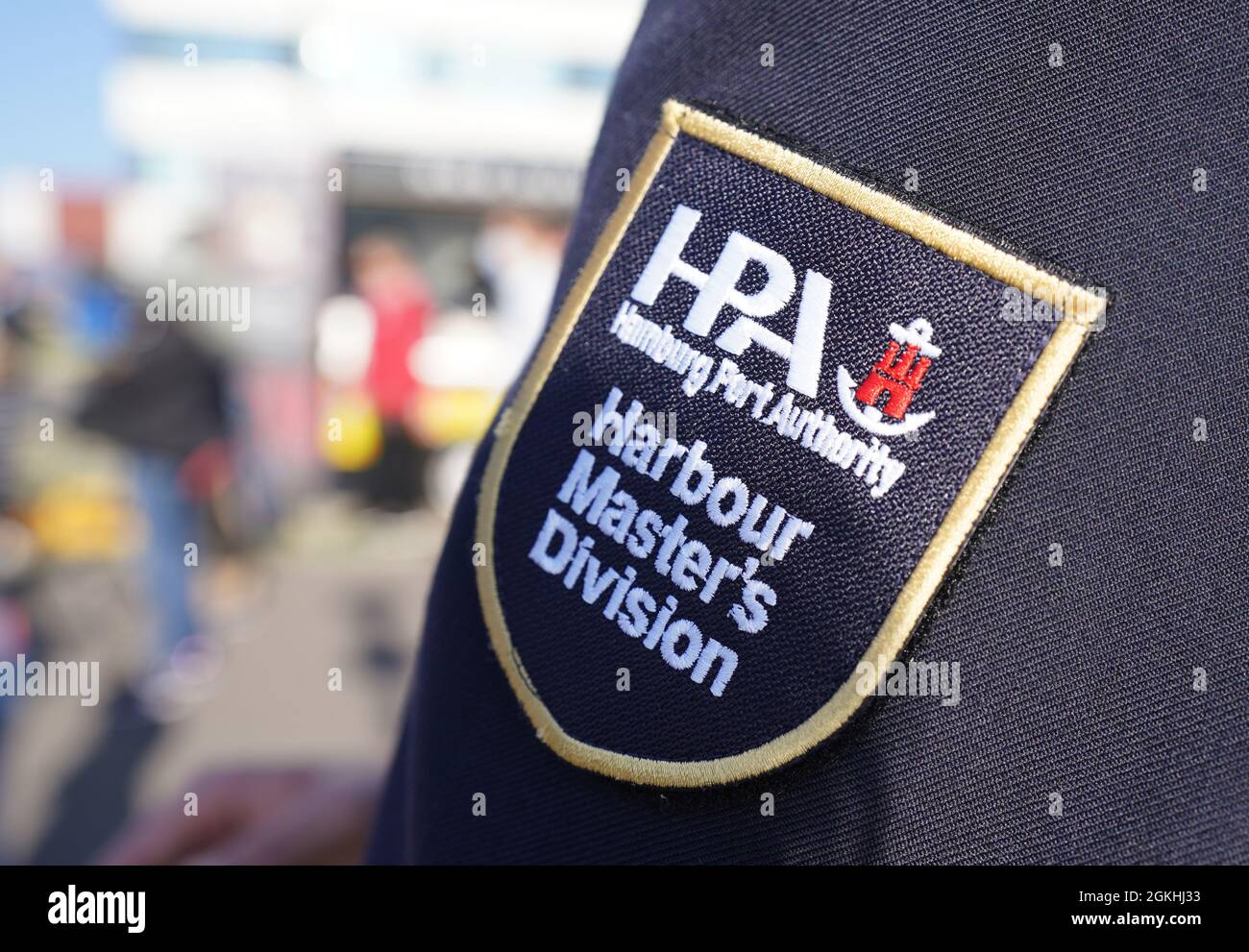 Amburgo, Germania. 14 settembre 2021. Un dipendente dell'autorità portuale di Amburgo HPA indossa uno stemma con l'iscrizione "Harbour Master's Division" sulla sua giacca. Credit: Marcus Brandt/dpa/Alamy Live News Foto Stock