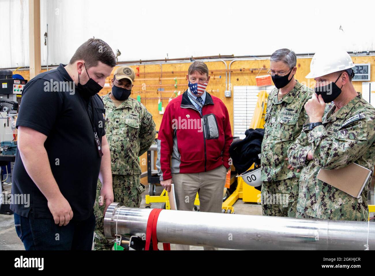 SILVERDALE, Washington (23 aprile 2021) – Matt Tobin, Supervisore, Trident Refit Facility (TRFB) Radar Depot, presenta un albero radar BPS-16 al CMdR (da sinistra a destra). Darrin Barber, addetto alla riparazione, TRFB, Stephen Skaw, responsabile del reparto di riparazione delle armi, TRFB, Capt. Robert Figgs, comandante, TRFB, E Vice ADM. William Galinis, Comandante, Naval Sea Systems Command, durante un tour a TRFB il 23 aprile. Galinis ha visitato TRFB e altri comandi nella regione del nord-ovest per conoscere lo stato delle varie disponibilità di manutenzione e per discutere gli sforzi di miglioramento dei processi e trasformazione. Foto Stock