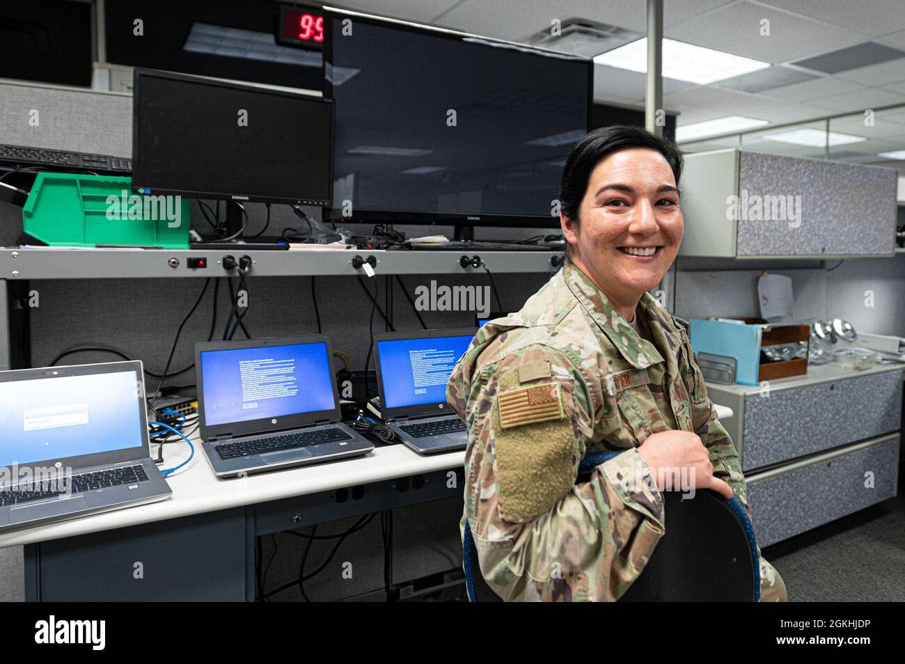 U.S. Air Force Master Sgt. Jessica Ryder non commissionato ufficiale in carica per il team Focal Point, 139th Communications Flight, Missouri Air National Guard, pone per una foto di fronte ai computer presso la Rosecrans Air National Guard base, a St. Joseph, Missouri, 23 aprile 2021. Ryder guida il team responsabile della transizione delle comunicazioni di base alle capacità di telelavoro durante la pandemia COVID-19. Foto Stock