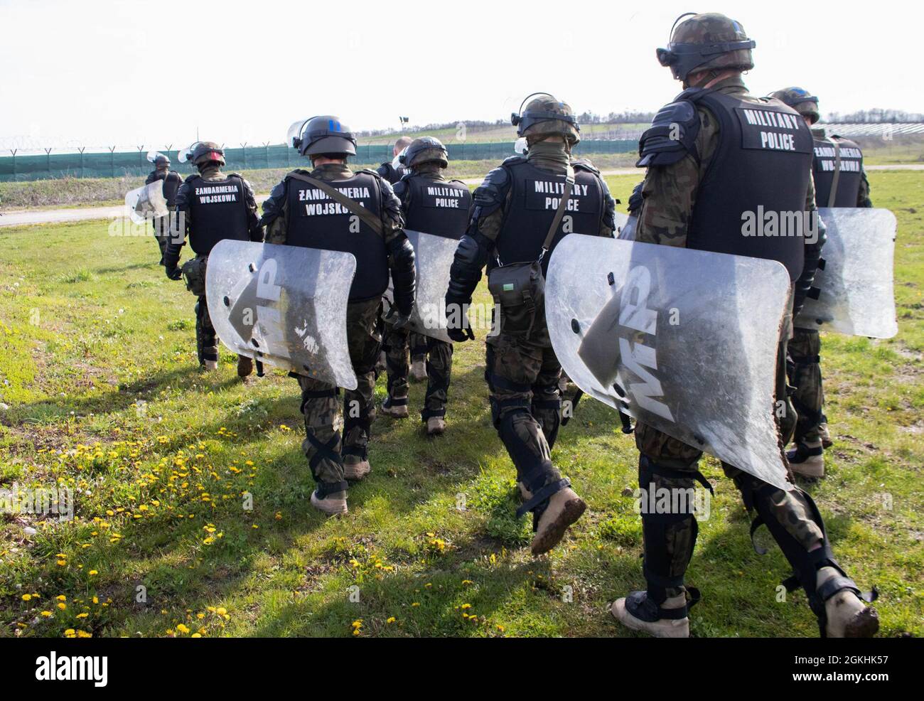 I soldati con il contingente polacco, il comando regionale-est, la forza del Kosovo, si preparano alla formazione per la libertà di movimento il 24 aprile 2021. I soldati della KFOR conducono la formazione FOM reagendo agli ostacoli. Pertanto, sono pronti a rispondere in tutto il Kosovo, se necessario. Foto Stock