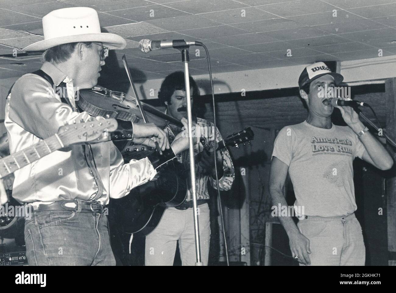 Austin Texas USA, circa 1980: L'amatoriale SCOTT WILSON (a destra) canta al Broken ha parlato con il musicista principale Alvin Crow (che suona il violino). ©Bob Daemmrich Foto Stock