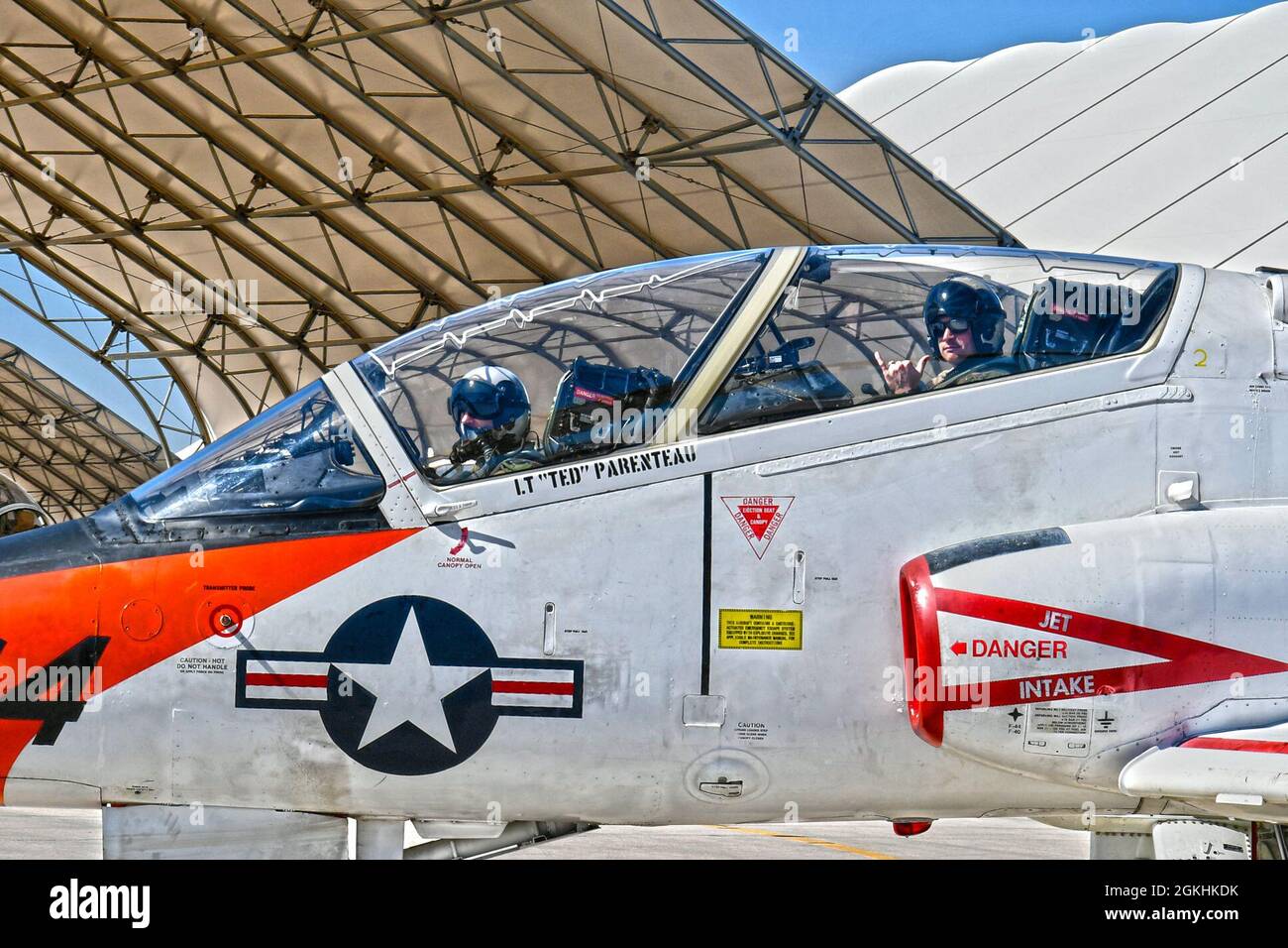 210424-N-AS200-0245 EL CENTRO, California (25 aprile 2021) — Aviatori navali studenteschi Navy and Marine Corps staccati dalla Training Air Wing-2, Naval Air Station (NAS) Kingsville, Texas conduce addestramento pilota di sciopero presso Naval Air Facility (NAF) El Centro, dal 19 aprile al 5 maggio 2021. La missione del Naval Air Facility El Centro è di sostenere l'addestramento e la preparazione al combattimento del Warfighter. Ciò include il supporto delle operazioni aeree per la flotta operativa e per gli squadroni di addestramento, nonché per gli squadroni di altri servizi Foto Stock