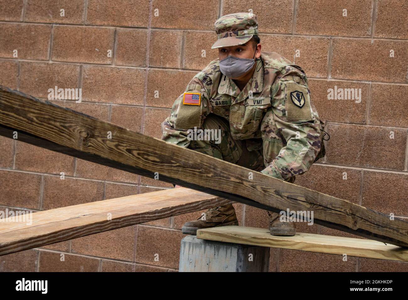 Un candidato con il team di selezione ufficiale (OST) Roanoke costruisce un ponte simulato durante la Mini-Officer Candidate School presso il Virginia Military Institute di Lexington, Virginia, 24 aprile 2021. I candidati e i candidati di OST Roanoke sono stati esposti a ordini operativi, condizionando la preparazione dell'escursione, la movimentazione delle armi e la navigazione terrestre per prepararsi ai rigori della Officer Candidate School. Foto Stock