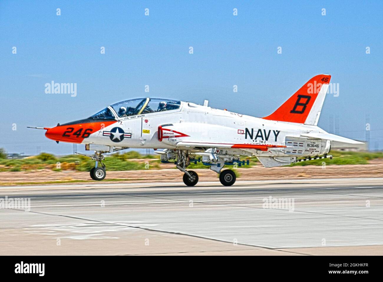 210424-N-AS200-0258 EL CENTRO, California (25 aprile 2021) — Aviatori navali studenteschi Navy and Marine Corps staccati dalla Training Air Wing-2, Naval Air Station (NAS) Kingsville, Texas conduce addestramento pilota di sciopero presso Naval Air Facility (NAF) El Centro, dal 19 aprile al 5 maggio 2021. La missione del Naval Air Facility El Centro è di sostenere l'addestramento e la preparazione al combattimento del Warfighter. Ciò include il supporto delle operazioni aeree per la flotta operativa e per gli squadroni di addestramento, nonché per gli squadroni di altri servizi Foto Stock