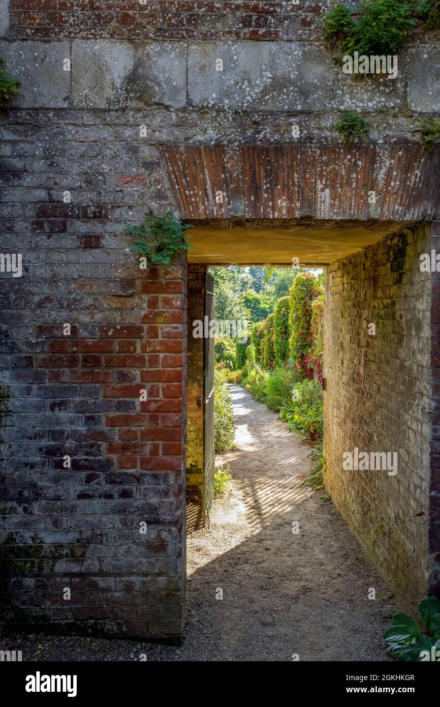 Porta in Hill Gardens, Hampstead Heath, in un pomeriggio estivo soleggiato, Londra, Inghilterra Foto Stock