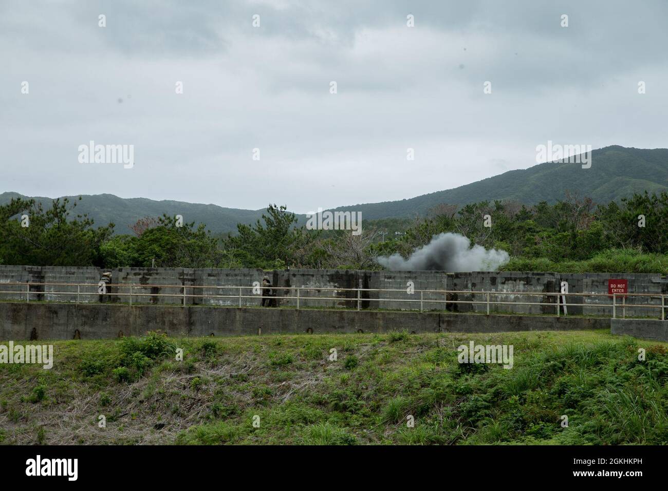 Marines USA con Tactical Readiness Training Platoon, Combat Logistics Regiment 37, 3d Marine Logistics Group (MLG), condurre una gamma di granate a frammentazione M67 per Marines con 3d Landing Support Battaglione, 3d MLG, su Range 30, Okinawa, Giappone, Aprile 24, 2021. 3d MLG, con sede a Okinawa, in Giappone, è un'unità di combattimento implementata in avanti che funge da backbone di supporto completo per la logistica e il servizio di combattimento della III Marine Expeditionary Force per le operazioni in tutta l'area di responsabilità Indo-Pacific. Foto Stock