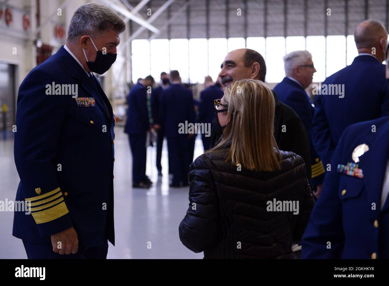 Comandante della Guardia Costiera ADM. Karl L. Schultz visita i partecipanti alla cerimonia di disattivazione di Douglas Munro tenutasi a Kodiak, Alaska, il 24 aprile 2021. Durante l'ultimo anno di servizio della taglierina, la taglierina ha completato 159 giorni di distanza da homeport, pattugliando oltre 23,000 miglia marine nel mare di Bering, nel Golfo dell'Alaska e nell'Oceano Pacifico per applicare leggi, trattati e regolamenti critici per rilevare e dissuadere la pesca illegale, non regolamentata e non dichiarata (IUU). Foto Stock