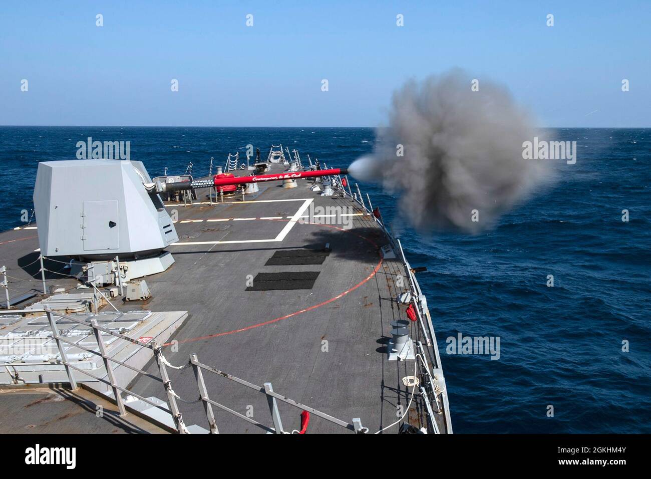 210425-N-HG846-0028 OCEANO PACIFICO (25 aprile 2021) – il cacciatorpediniere missilistico guidato di classe Arleigh Burke USS Rafael Peralta (DDG 115) conduce un esercizio di fuoco vivo della pistola da 5 pollici MK 45 nell'Oceano Pacifico Aprile 25. Rafael Peralta è assegnato alla Task Force 71/Destroyer Squadron (DESRON) 15, la più grande DESRON dispiegata in avanti della Marina e la principale forza di superficie della 7a flotta statunitense. Foto Stock