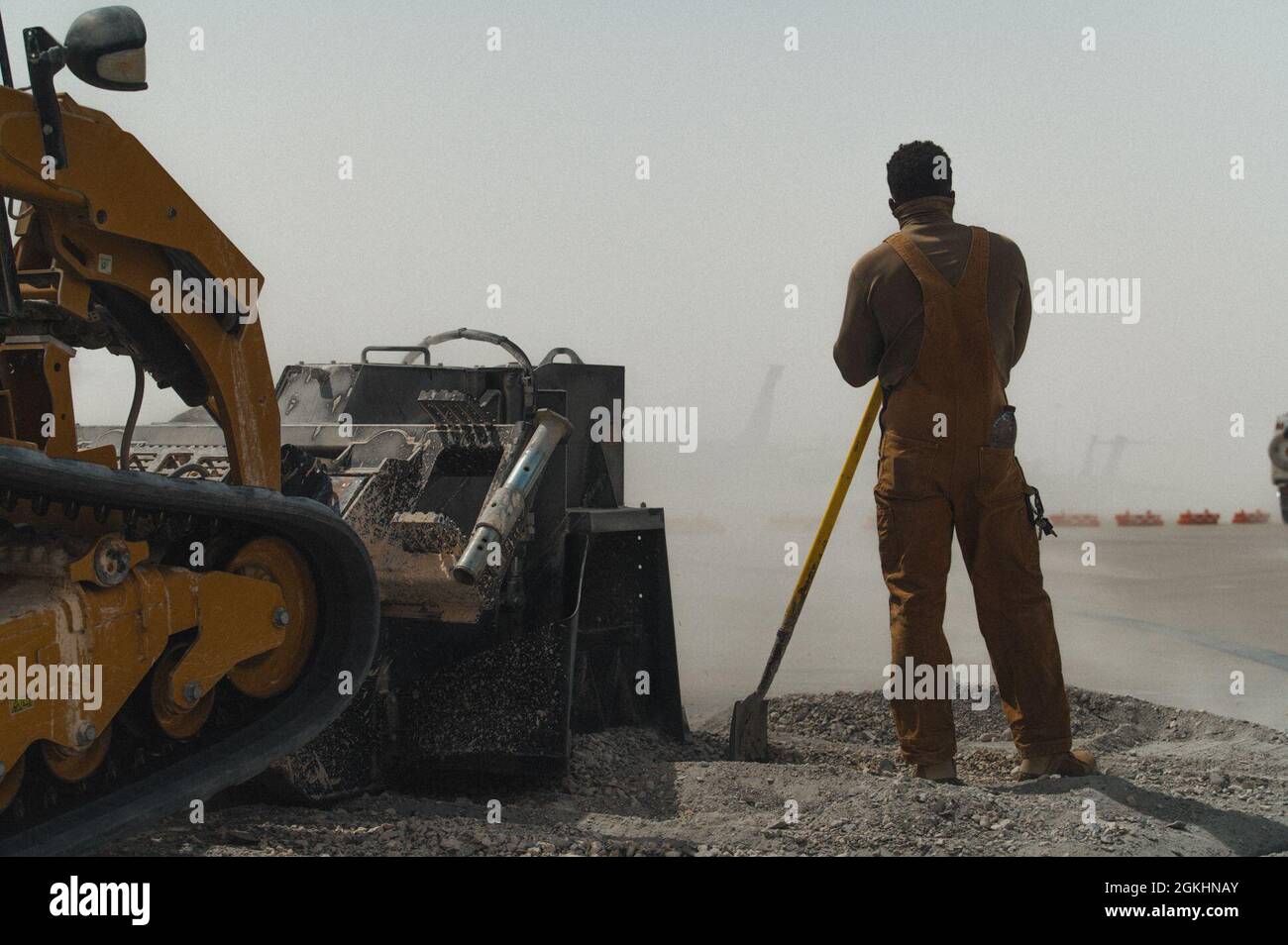 Brandon McLendon, 379th Expeditionary Civil Engineer Squadron Pavement and Construction Equipment journeyman, partecipa alle operazioni di riparazione danni da campo aereo rapido su un taxi attivo presso la base aerea di al Udeid, Qatar, 16 aprile 2021. Durante l'evento RADR, 379th EICHE Airmen riparò porzioni danneggiate di un taxiway attivo, dimostrando la loro capacità reale di riportare un campo aereo a uno stato operativo, entro poche ore dall'attacco. Foto Stock