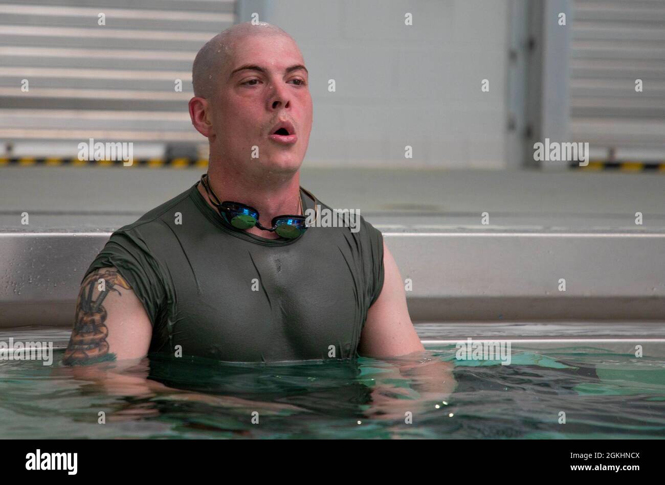 US Marine Corps Lance CPL. Brendan Zaleski, analista di linguaggio crittografico con il secondo Battaglione radio, II Marine Expeditionary Force Information Group, termina un'oscillazione di 500 metri durante il test di valutazione fisica di ricognizione (RPAT) a Courthouse Bay, Camp Lejeune, N.C., 26 aprile 2021. Il RPAT fa parte di un programma di screening e condizionamento fisico di 45 giorni per garantire che i Marines siano pronti per il Basic Reconnaissance Course (BRC). Una volta che i Marines lo fanno attraverso BRC, guadagnano la specialità militare secondaria di lavoro di 2623: Radio Reconnaissance Marine. Foto Stock