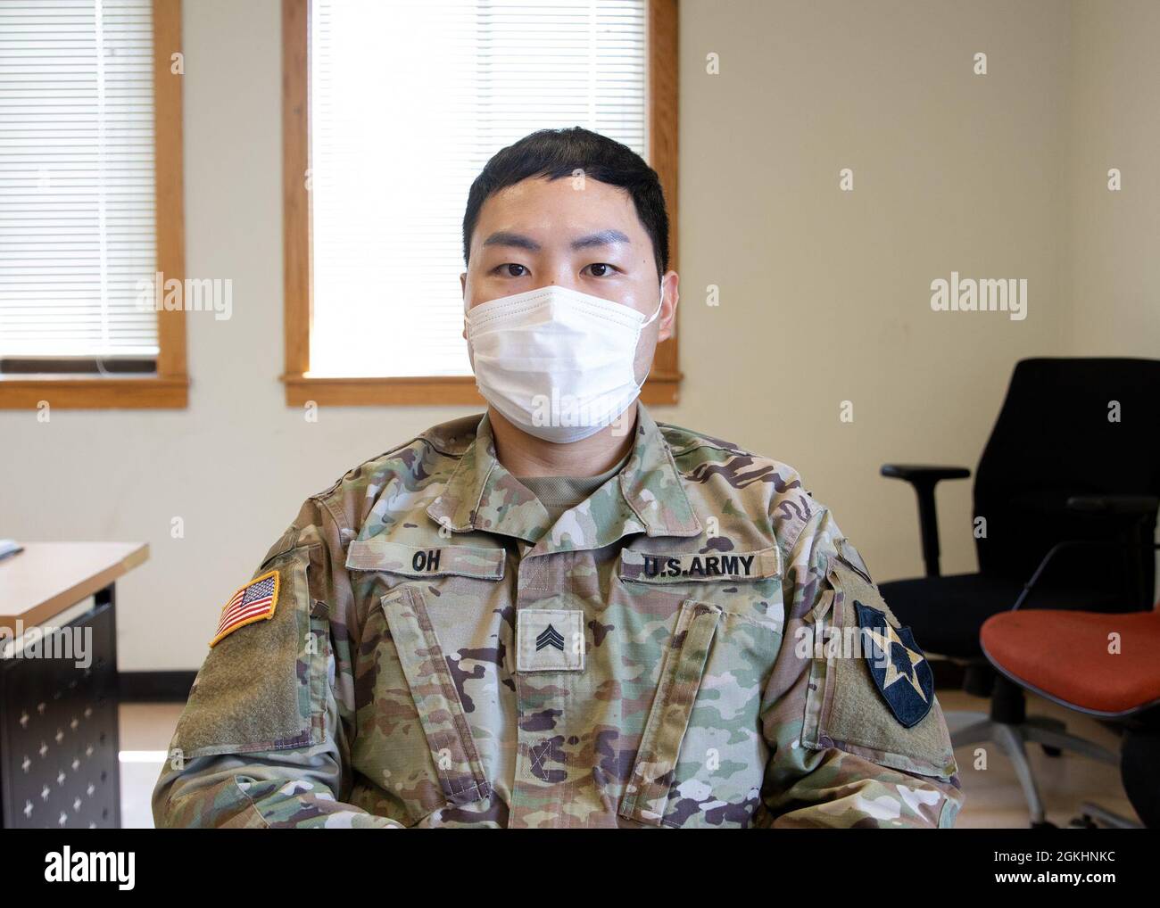 CAMP HUMPHREYS, Repubblica di Corea -- Sgt. Dong Oh, originario di Seul, Repubblica di Corea, è un chimico, biologico, radiologico, E nucleare (CBRN) Specialista assegnato a 4-2 Battaglione di Ricognizione attacco, 2 ° Brigata Aviazione combattimento, 2 ° Divisione fanteria. Foto Stock