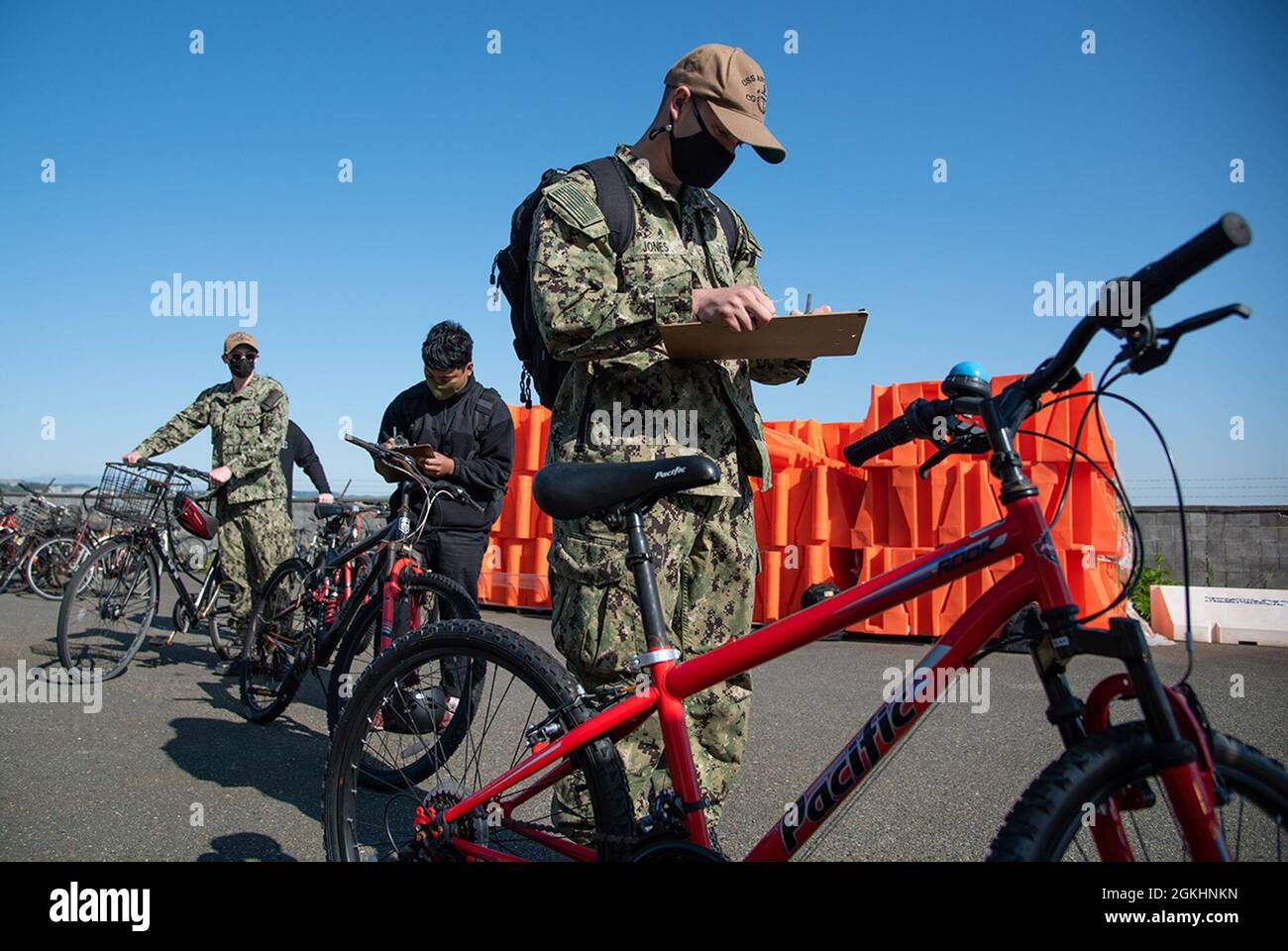 210426-N-JT445-1019 YOKOSUKA, Giappone (26 aprile 2021) — Gunners Mate Seaman Michael Jones, allegato a USS Antietam (CG 54), completa la documentazione di registrazione per una bicicletta durante un evento di giveaway della bicicletta, ospitato dal CFAY Security Department. All'evento erano presenti circa 350 biciclette messe in moto e abbandonate, ed è stato fornito anche un servizio di registrazione presso il sito. Per oltre 75 anni, la CFAY ha fornito, mantenuto e gestito strutture e servizi di base a supporto delle forze navali dispiegate a termine della 7a flotta statunitense, dei comandi degli inquilini e di migliaia di personale militare e civile e dei loro f Foto Stock