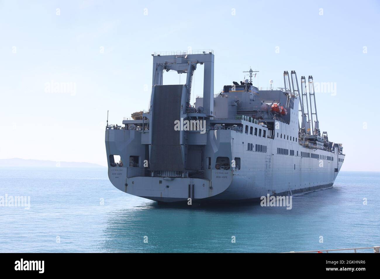 L'USNS Bob Hope è arrivato appena al largo della costa di Durres, Albania, il 26 aprile 2021, dove parteciperà all'esercizio di apertura teatrale di DEFENDER-Europe 21 che prevede operazioni Joint Logistics Over-the-Shore. Durante queste operazioni, l'esercito degli Stati Uniti, lavorando con partner multinazionali e alleati, dimostrerà la sua capacità di consegnare rapidamente truppe, forniture e attrezzature, in qualsiasi parte del mondo, in risposta alla crisi. Foto Stock