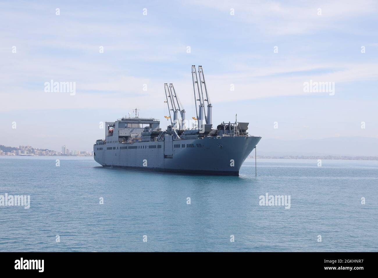 L'USNS Bob Hope è arrivato appena al largo della costa di Durres, Albania, il 26 aprile 2021, dove parteciperà all'esercizio di apertura teatrale di DEFENDER-Europe 21 che prevede operazioni Joint Logistics Over-the-Shore. Durante queste operazioni, l'esercito degli Stati Uniti, lavorando con partner multinazionali e alleati, dimostrerà la sua capacità di consegnare rapidamente truppe, forniture e attrezzature, in qualsiasi parte del mondo, in risposta alla crisi. Foto Stock