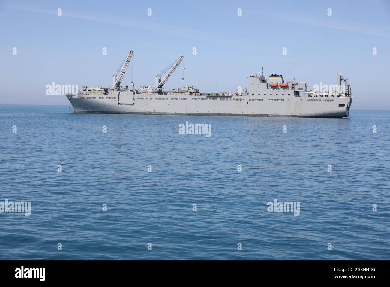 La USNS Bob Hope è attualmente ancorata appena al largo della costa di Durres, Albania, 26 aprile 2021. Presto la nave e l'equipaggio parteciperanno all'esercizio di apertura teatrale di DEFENDER-Europe 21, che prevede operazioni Joint Logistics Over-the-Shore. Durante queste operazioni, l'esercito degli Stati Uniti, lavorando con partner multinazionali e alleati, dimostrerà la sua capacità di consegnare rapidamente truppe, forniture e attrezzature, in qualsiasi parte del mondo, in risposta alla crisi. Foto Stock