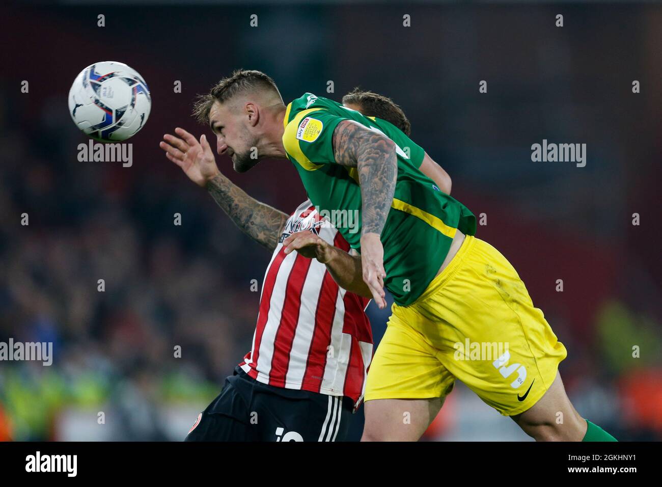 Patrick Bauer #5 di Preston North End libera la palla dal gioco Foto Stock