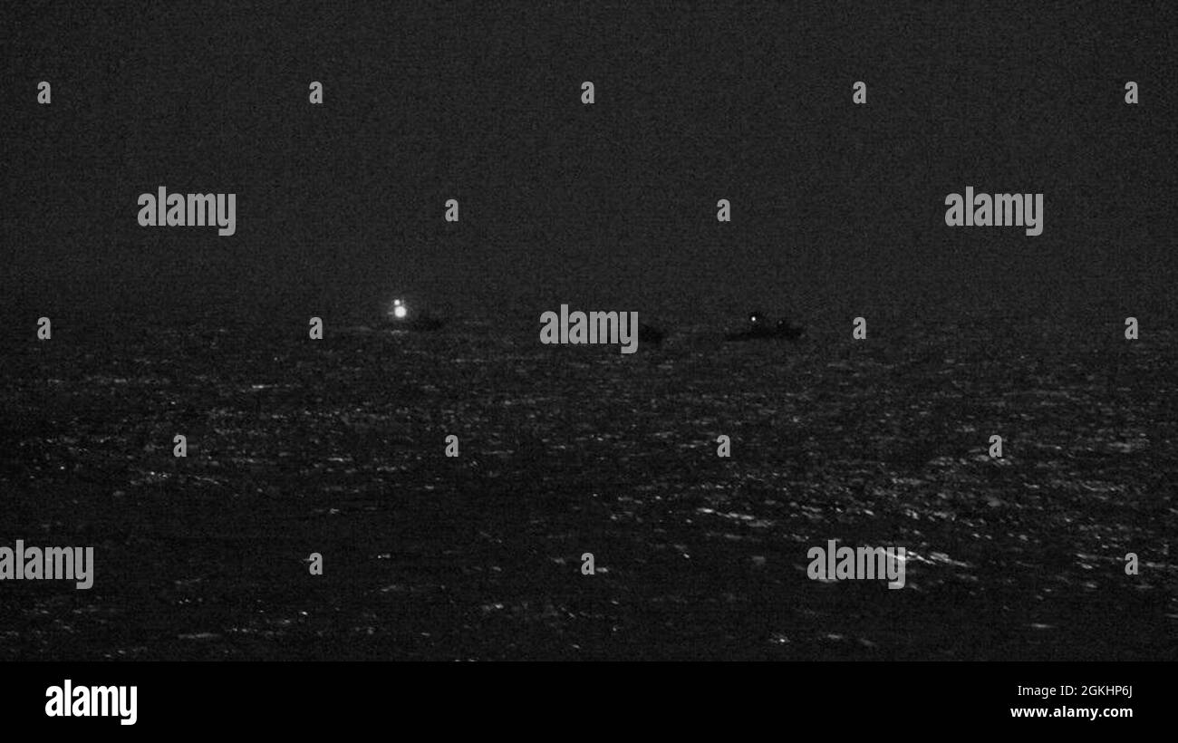 210426-N-NO146-1001 GOLFO PERSICO (26 aprile 2021) tre navi da attacco rapido della Guardia rivoluzionaria islamica iraniana (IRGCN) si avvicinano alla nave USCGC Baranof (WPB 1318) della Guardia Costiera degli Stati Uniti e alla nave USS Firebolt (PC 10) della pattuglia costiera; Mentre le navi degli Stati Uniti stavano conducendo pattugliamenti di sicurezza marittima di routine nelle acque internazionali del Golfo Arabico del Nord, aprile 26. Firebolt è assegnato alla Task Force (TF) 55 del comando Centrale delle forze Navali degli Stati Uniti e Baranof è assegnato alle forze di Patrol sud-ovest Asia (PATFORSWA), la più grande unità della Guardia Costiera degli Stati Uniti fuori dallo Stat Unito Foto Stock