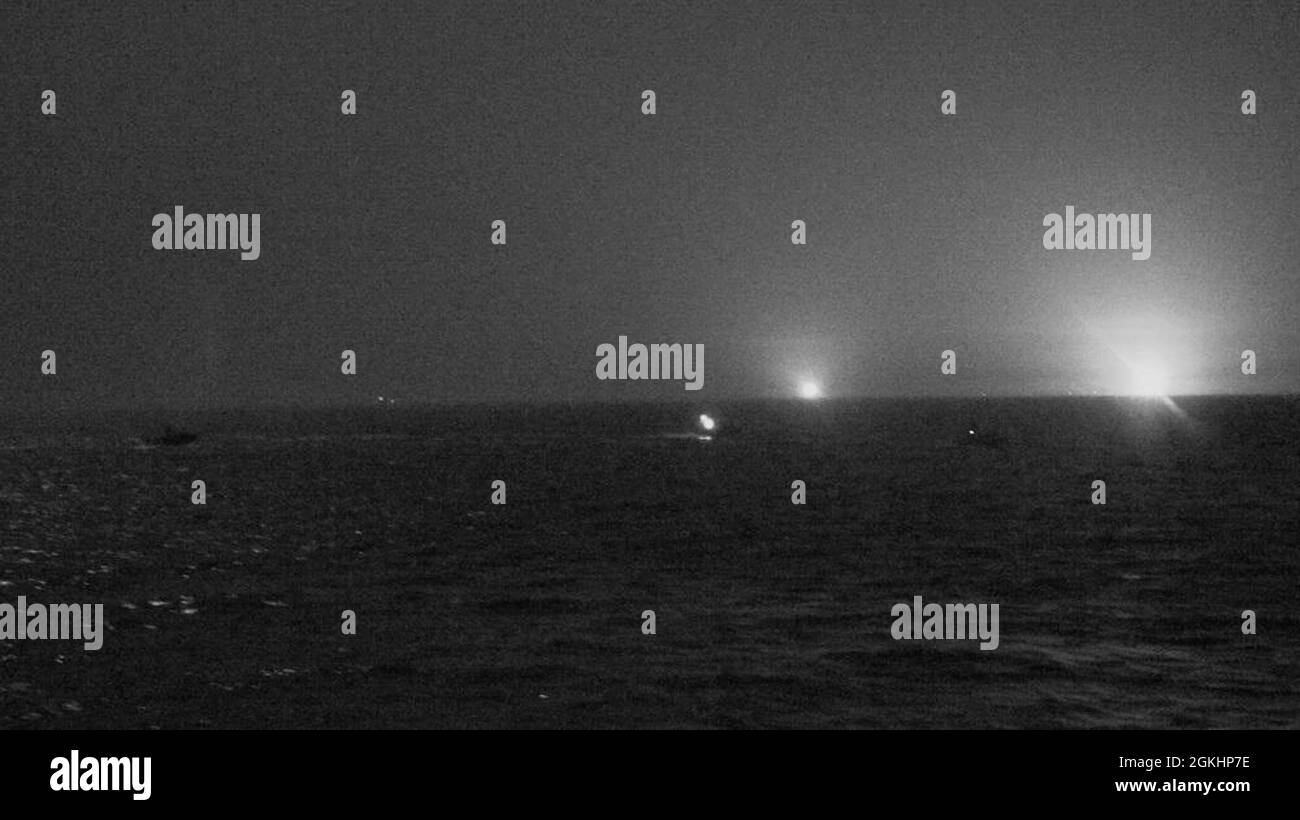 210426-N-NO146-1002 GOLFO PERSICO (26 aprile 2021) tre navi da attacco rapido della Guardia rivoluzionaria islamica iraniana (IRGCN) si avvicinano alla nave USCGC Baranof (WPB 1318) della Guardia Costiera degli Stati Uniti e alla nave USS Firebolt (PC 10) della pattuglia costiera; Mentre le navi degli Stati Uniti stavano conducendo pattugliamenti di sicurezza marittima di routine nelle acque internazionali del Golfo Arabico del Nord, aprile 26. Firebolt è assegnato alla Task Force (TF) 55 del comando Centrale delle forze Navali degli Stati Uniti e Baranof è assegnato alle forze di Patrol sud-ovest Asia (PATFORSWA), la più grande unità della Guardia Costiera degli Stati Uniti fuori dallo Stat Unito Foto Stock