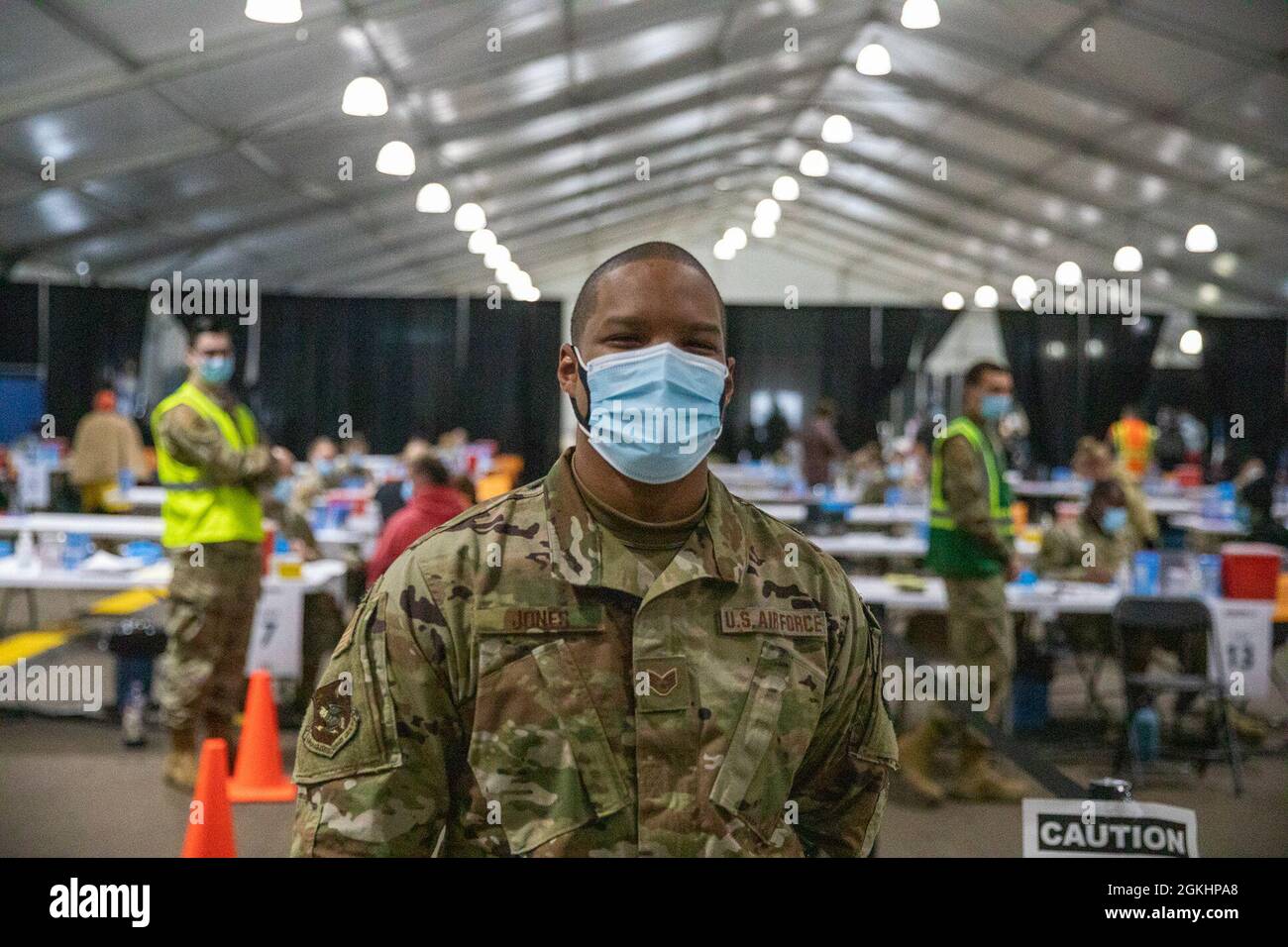 U.S. Air Force staff Sgt. Deshaun Jones, un Airman assegnato al Squadrone di supporto della forza 6 con sede a Tampa, Florida, pone per una foto al Centro di vaccinazione della Comunità (CVC) alla fiera dello Stato del Minnesota a St. Paul, Minnesota, 26 aprile 2021. Il CVC è completamente operativo e dà il benvenuto alla comunità St. Paul per ricevere gratuitamente vaccini COVID-19. Il comando del Nord degli Stati Uniti, attraverso l'Esercito del Nord degli Stati Uniti, rimane impegnato a fornire un supporto continuo e flessibile al Dipartimento della Difesa all'Agenzia federale di gestione delle emergenze come parte della risposta dell'intero governo al COVID-19. Foto Stock