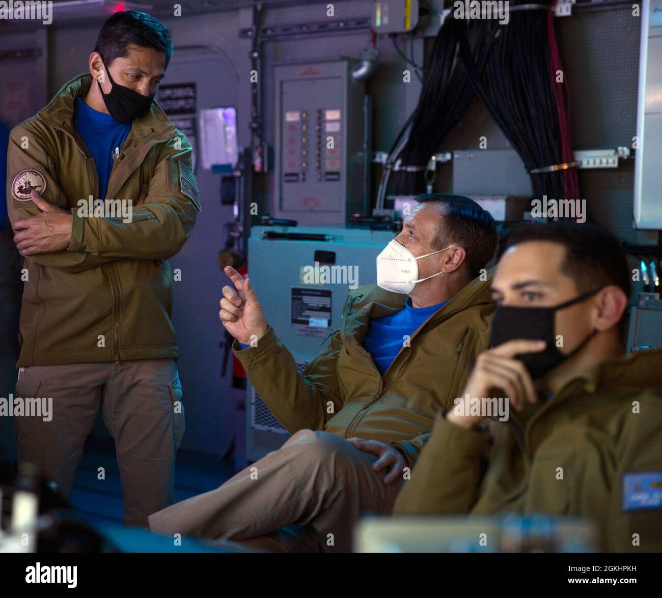 ADM posteriore. Craig Clapperton, comandante, Carrier Strike Group (CSG) 12, Middle, parla con CMdR. Michael McGlynn, a sinistra, responsabile delle operazioni CSG12, durante un esercizio di difesa aerea nel Tactical Flag Command Center a bordo di USS Gerald R. Ford (CVN 78), 26 aprile 2021. Sotto la guida di CSG-12, Gerald R. Ford è in corso nell'Oceano Atlantico conducendo operazioni di gruppo di sciopero di carrier integrato con CVW-8, DESRON 2 e il loro comandante di difesa Air and Missile, comandante di USS Gettysburg (CG 64). (Questa immagine è stata alterata sfocando le schermate del computer per motivi di sicurezza). Foto Stock