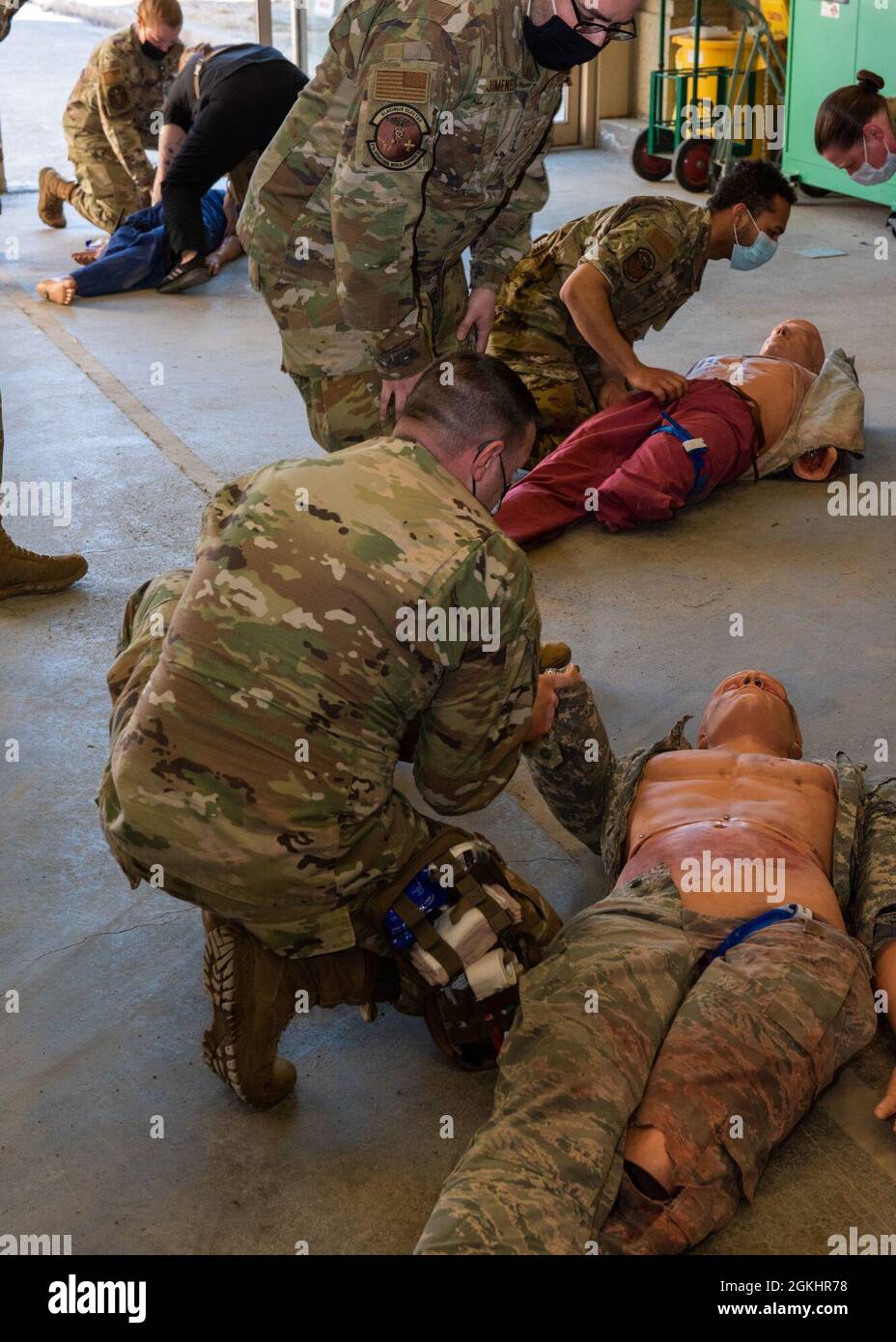 Forza aerea e spaziale degli Stati Uniti Lt. Gen. Dorothy Hogg, chirurgo generale, e Capo Master Sgt. Dawn Kolczynski, Ufficio del chirurgo Generale forza arruolata medica e capo arruolata del corpo, visita il 673d Medical Group alla Joint base Elmendorf-Richardson, Alaska, 26 aprile 2021. Hogg e Kolczynski si sono focalizzati sulla prontezza e l'innovazione durante il loro tour in ospedale, sul riconoscimento e sulla connessione con i medici, e hanno discusso delle capacità, delle operazioni, delle innovazioni, 19 della gestione e dell'implementazione del vaccino del 673d MDG, nonché dei piani di miglioramento. Foto Stock