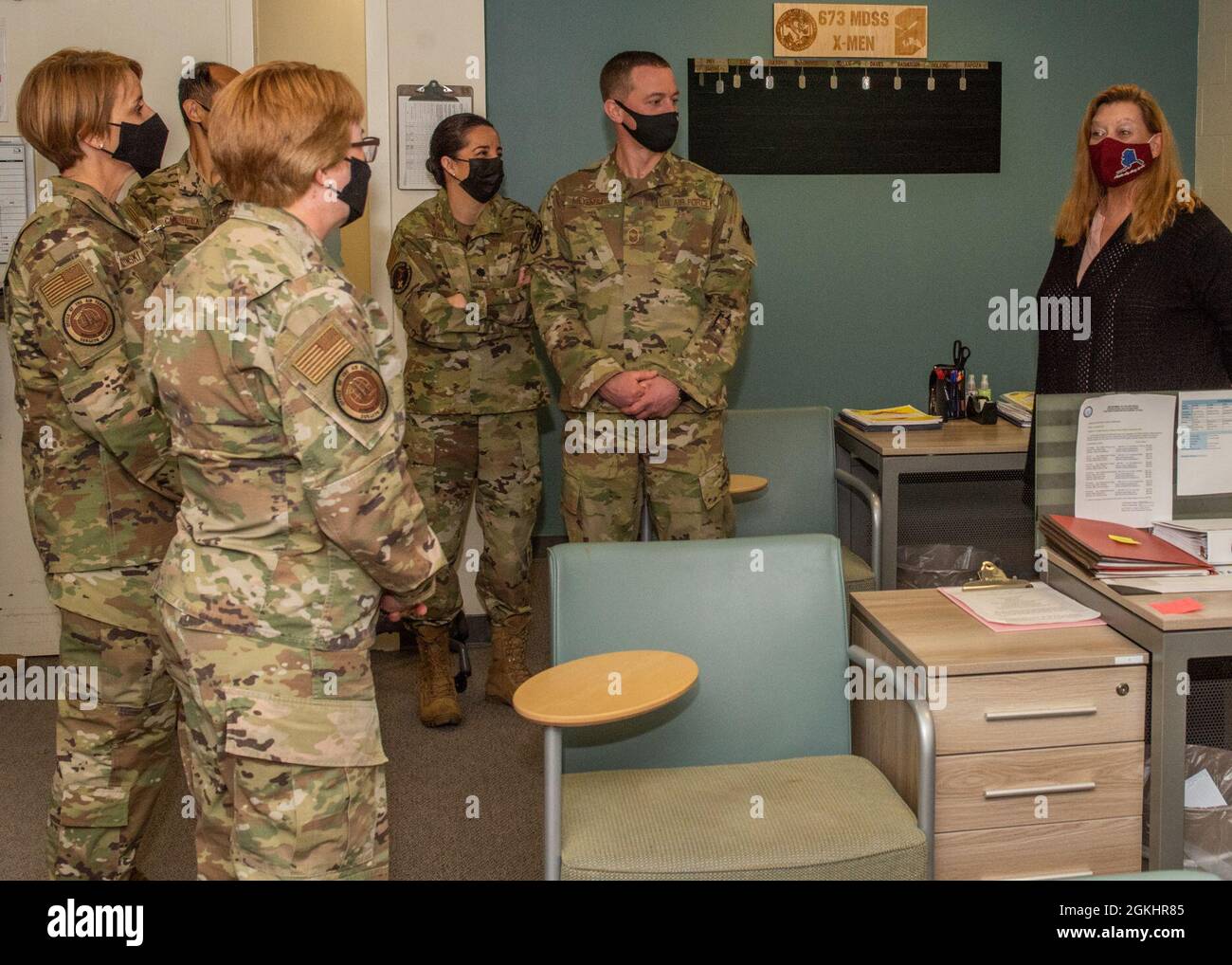 Forza aerea e spaziale degli Stati Uniti Lt. Gen. Dorothy Hogg, chirurgo generale, e Capo Master Sgt. Dawn Kolczynski, Ufficio del chirurgo Generale forza arruolata medica e capo arruolata del corpo, visita il 673d Medical Group alla Joint base Elmendorf-Richardson, Alaska, 26 aprile 2021. Hogg e Kolczynski si sono focalizzati sulla prontezza e l'innovazione durante il loro tour in ospedale, sul riconoscimento e sulla connessione con i medici, e hanno discusso delle capacità, delle operazioni, delle innovazioni, 19 della gestione e dell'implementazione del vaccino del 673d MDG, nonché dei piani di miglioramento. Foto Stock