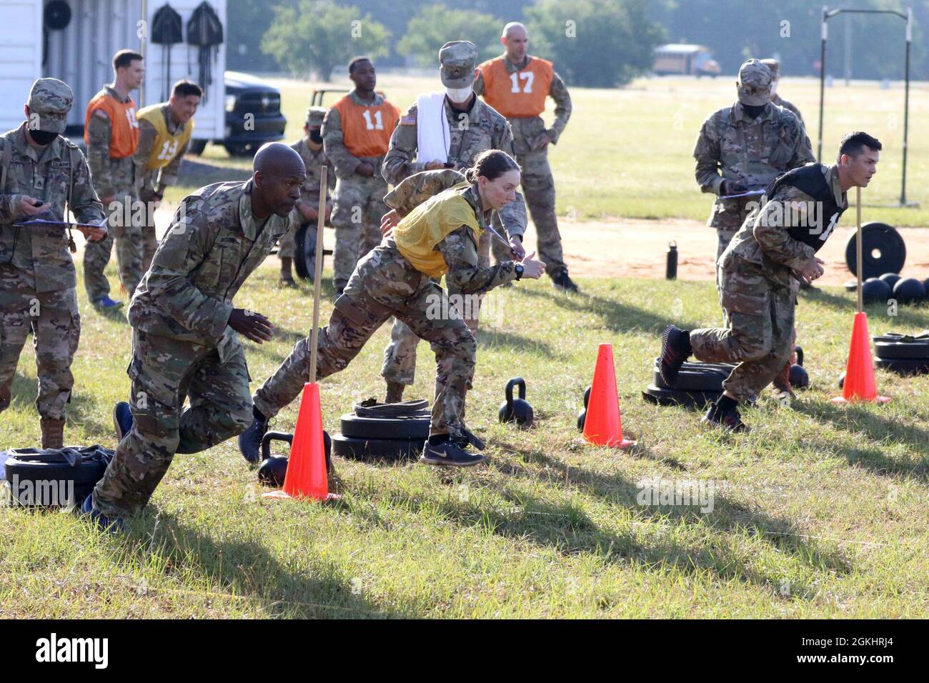 Il Regional Health Command-Atlantic ha ospitato il 2021 Best Leaders Competition a Fort Stewart, dal 26 al 30 aprile, con più di 60 soldati di diciassette squadre che si sono impegnati a rappresentare la regione nel Medical Command BLC alla fine di quest'anno alle Hawaii. Nella foto, i concorrenti partecipano alla parte ACFT della RHC BLC, aprile 27 su Fort Stewart. Foto Stock