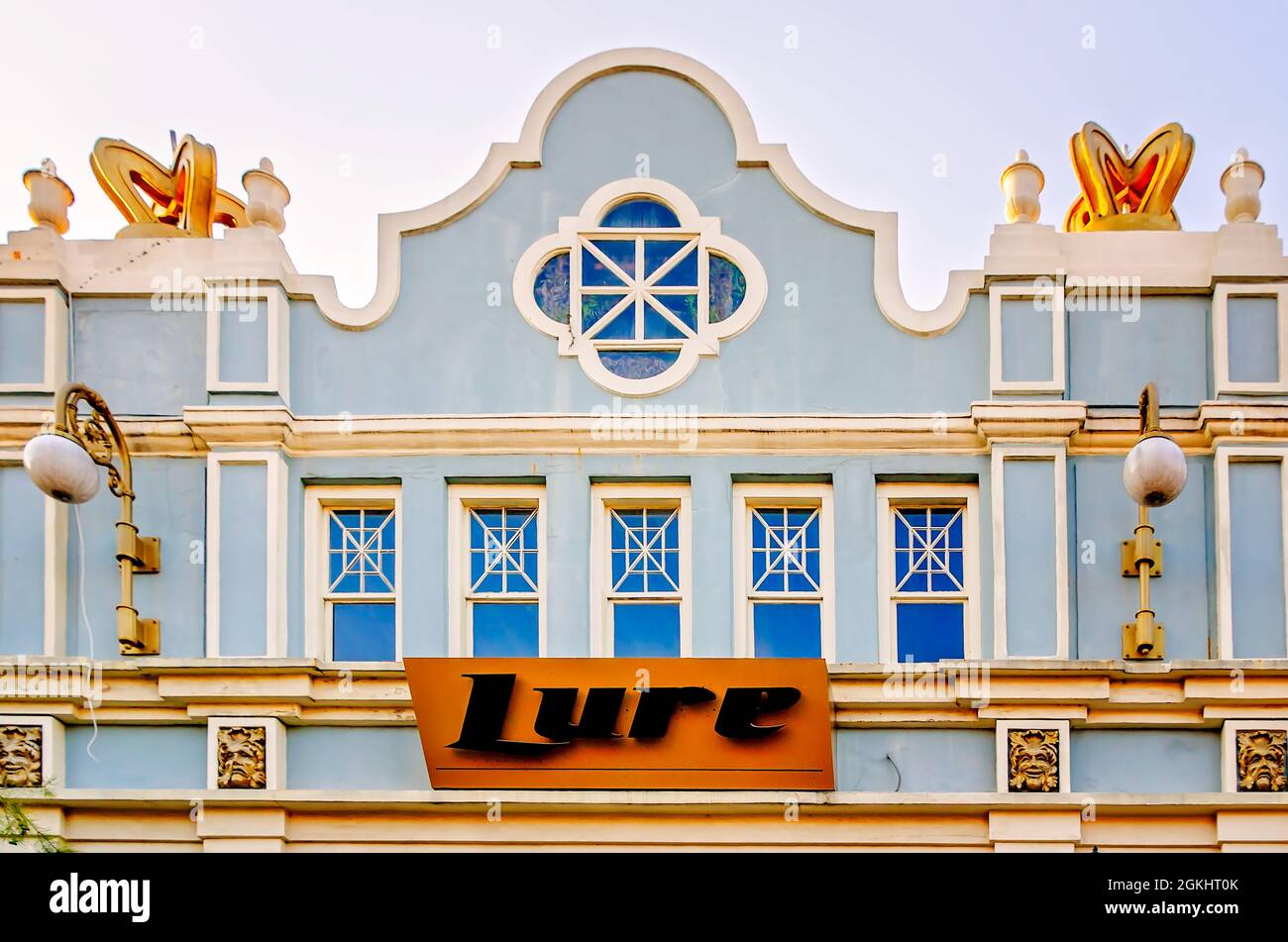 Il vecchio Crown Theatre, costruito nel 1909, è raffigurato in Dauphin Street, 10 settembre 2021, a Mobile, Alabama. Il teatro ha aperto nel 1911. Foto Stock