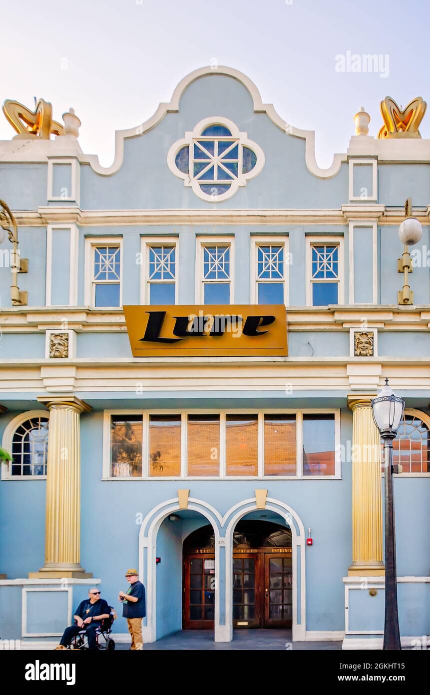 Il vecchio Crown Theatre, costruito nel 1909, è raffigurato in Dauphin Street, 10 settembre 2021, a Mobile, Alabama. Il teatro ha aperto nel 1911. Foto Stock