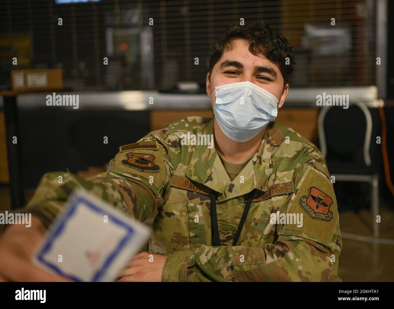 US Air Force Airman 1st Class Ceser Murataya, un Prosser, Washington, nativo e specialista del personale con il 802nd Force Support Squadron, 502nd Air base Wing di stanza a Fort Sam-Houston, Texas, si pone durante una pausa presso lo stato-guidato, Federally-supportato Community Vaccination Center a Ford Field a Detroit, aprile 27,2021. Murataya fa parte di un gruppo di Airmen assegnati al 1° distaccamento, il 64° Gruppo di spedizione aerea che stanno assistendo con gli sforzi di vaccinazione. La responsabilità principale di Murataya è sostenere i membri della comunità locale aiutandoli a registrarli per la loro vaccinazione COVID-19 Foto Stock