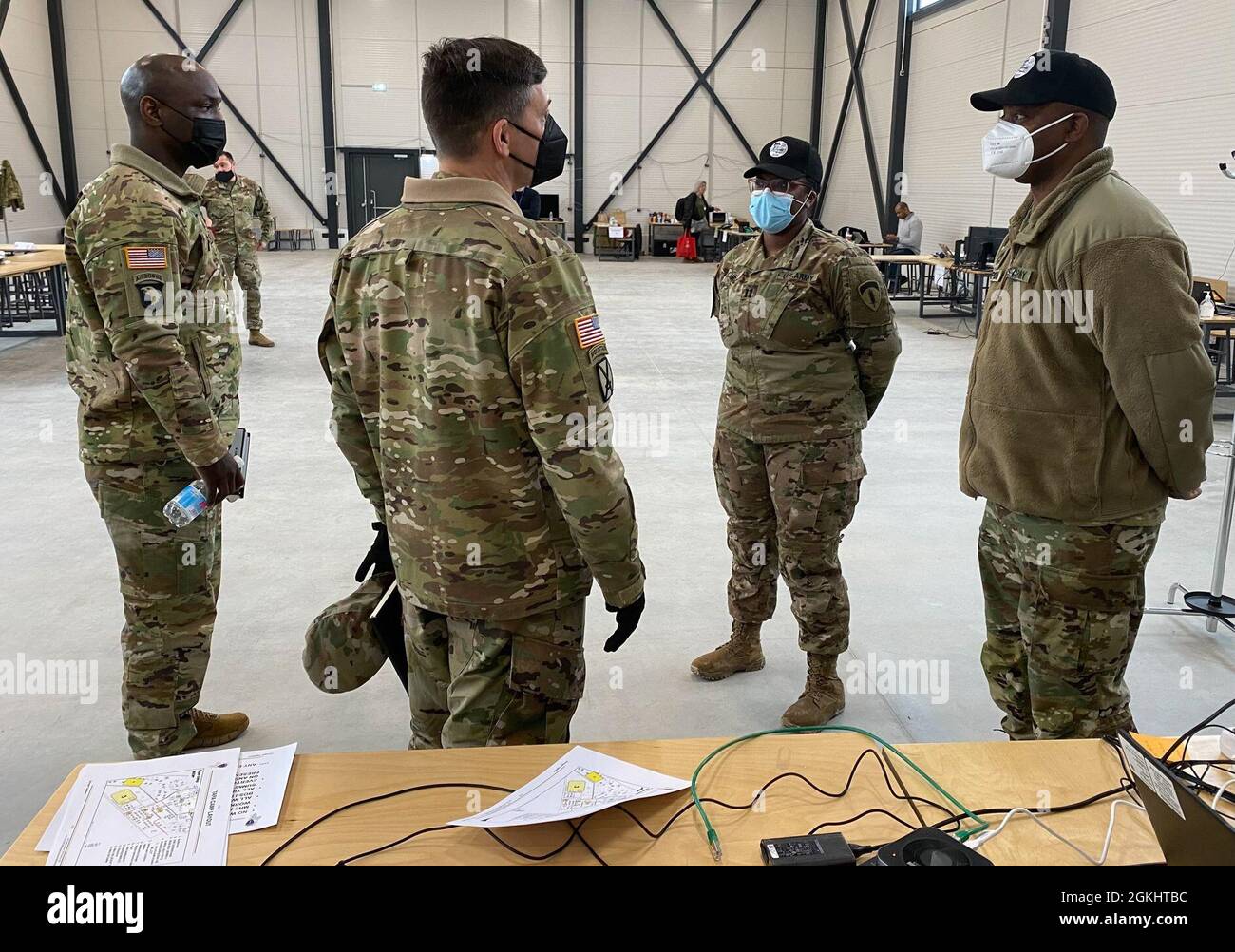 Esercito Capt. Triada Croce e Master Sgt. Lonnell Thompson, il team di comando di base Operating Support-Integrator Cell a Tapa, in Estonia, per DEFENDER-Europe 21, saluta il comandante e il sergente di comando maggiore della 405th Army Field Support Brigade, col. Brad Bane e Command Sgt. Maj. Kofie Primus, al posto di comando BOS-i a Tapa Barracks. La cella BOS-i si basa sul 405° AFSB e il suo programma di aumento della logistica civile per le sue esigenze di appalto. Foto Stock