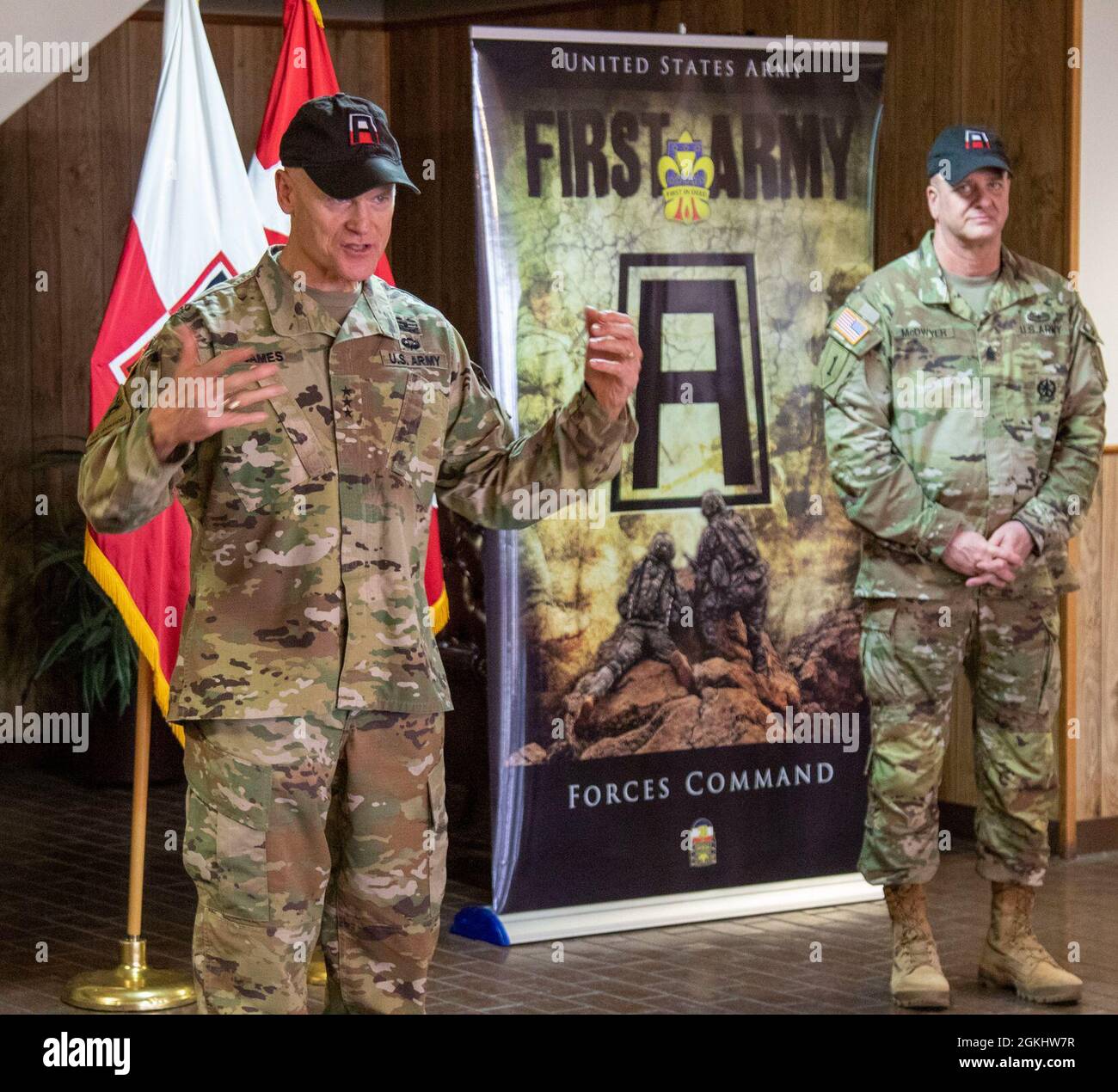 Thomas S. James, Jr., primo comandante generale dell'esercito (a sinistra), accanto al comando Sgt. McDwyer, primo sergente di comando dell'esercito maggiore, dà le sue osservazioni prima di presentare il primo premio individuale dell'esercito di Eccellenza in sicurezza ai soldati occidentali della prima divisione dell'esercito selezionati, durante una cerimonia di premiazione tenuta alla sede centrale della divisione ovest, Fort Hood, Texas, aprile 27. Il primo premio Esercito individuale di Eccellenza in sicurezza è assegnato a individui ogni anno fiscale ai membri di servizio che apportano contributi significativi alla prevenzione degli incidenti. Foto Stock