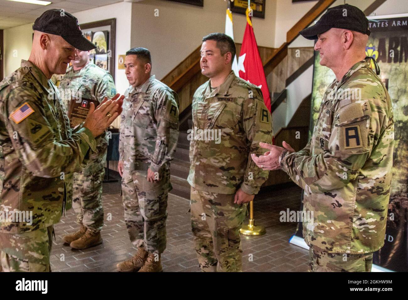 Thomas S. James, Jr., primo comandante generale dell'esercito (a sinistra), accompagnato dal comando Sgt. McDwyer (a destra), primo comando militare Sergente maggiore, applaude brevemente tra i soldati occidentali della prima divisione dell'esercito che ricevono il primo premio individuale dell'Eccellenza dell'Esercito in sicurezza durante una cerimonia di premiazione tenuta alla sede centrale della Divisione Ovest a Fort Hood, Texas, aprile 27. Il primo premio Esercito individuale di Eccellenza in sicurezza è assegnato a individui ogni anno fiscale ai membri di servizio che apportano contributi significativi alla prevenzione degli incidenti. Foto Stock